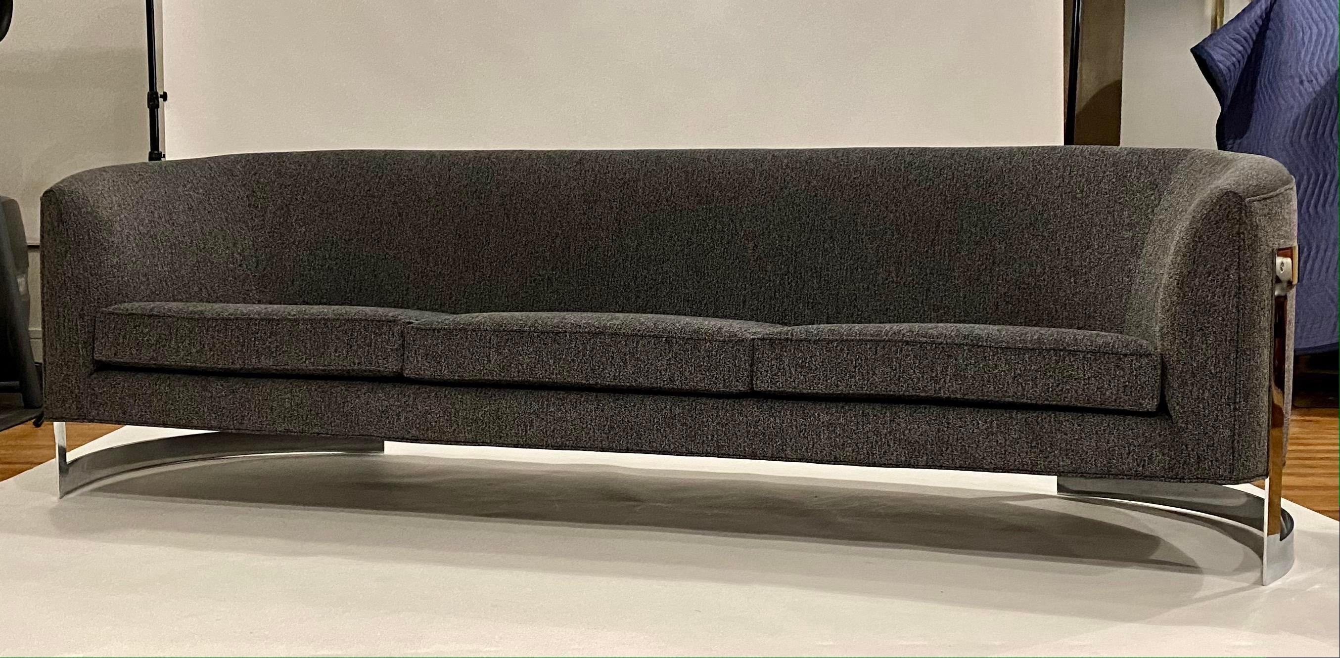 Floating Sofa in the style of Milo Baughman For Sale 3