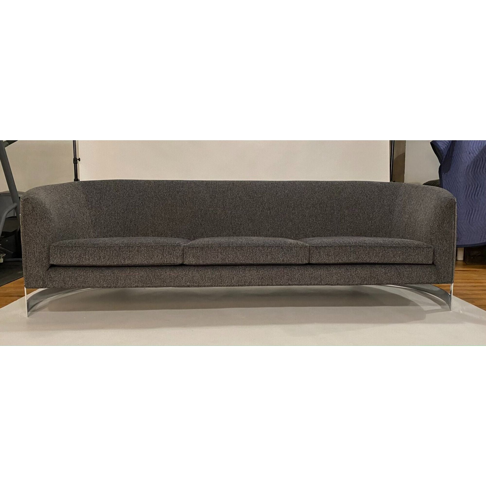 Mid-Century Modernes schwebendes Sofa mit geschwungenen Enden auf einem Chromgestell. 
Dieses Sofa ist ganz neu gepolstert mit einem schwarz-weiß-grauen Tweed-Stoff und neuen Kissen. 
Das Sofa hat die Illusion, in der Luft zu schweben und sieht aus