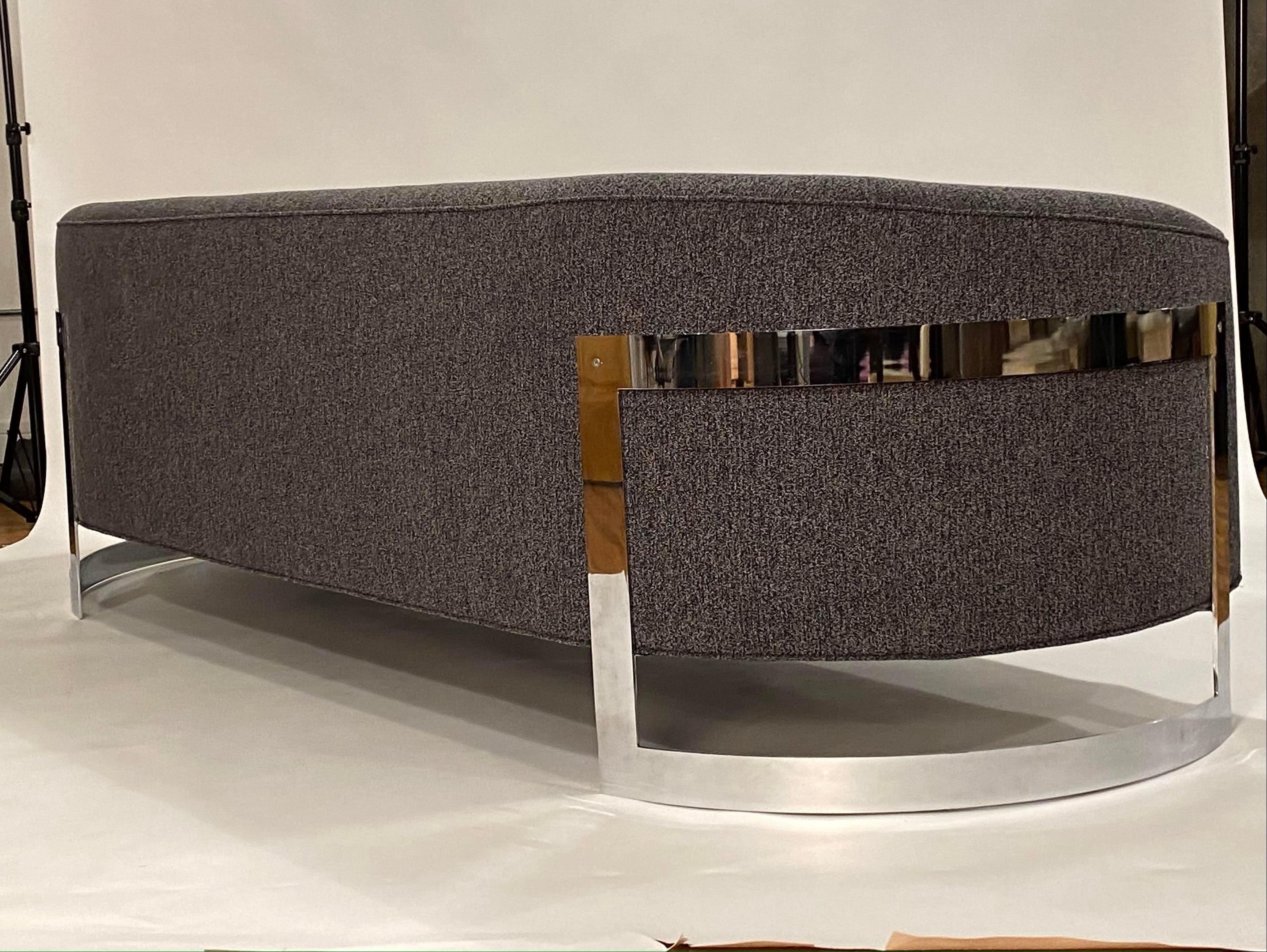 Schwebendes Sofa im Stil von Milo Baughman im Zustand „Hervorragend“ im Angebot in Chicago, IL