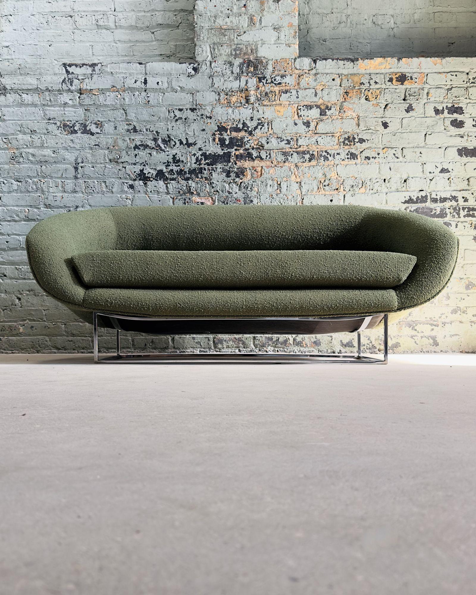 Milo Baughman Schwebendes Sofa mit Chromsockel und Chromsockel, 1960 (Moderne der Mitte des Jahrhunderts) im Angebot