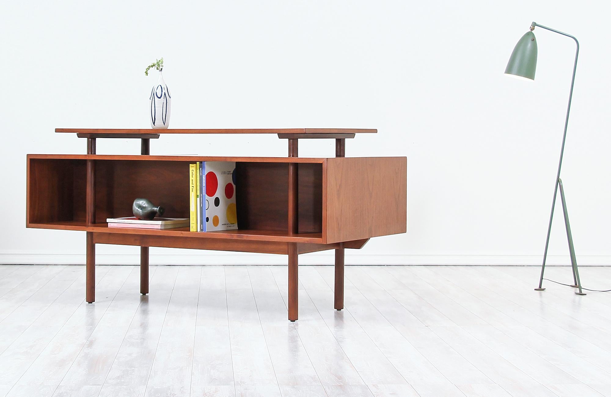 Milo Baughman Floating-Top Desk with Bookshelf for Glenn of California In Excellent Condition In Los Angeles, CA