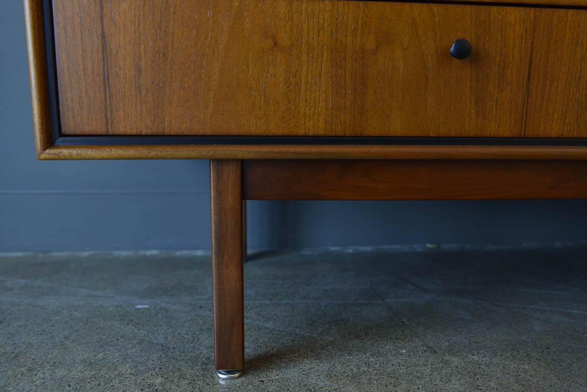 Jack Cartwright for Founders Eight-Drawer Walnut Dresser, circa 1960 2