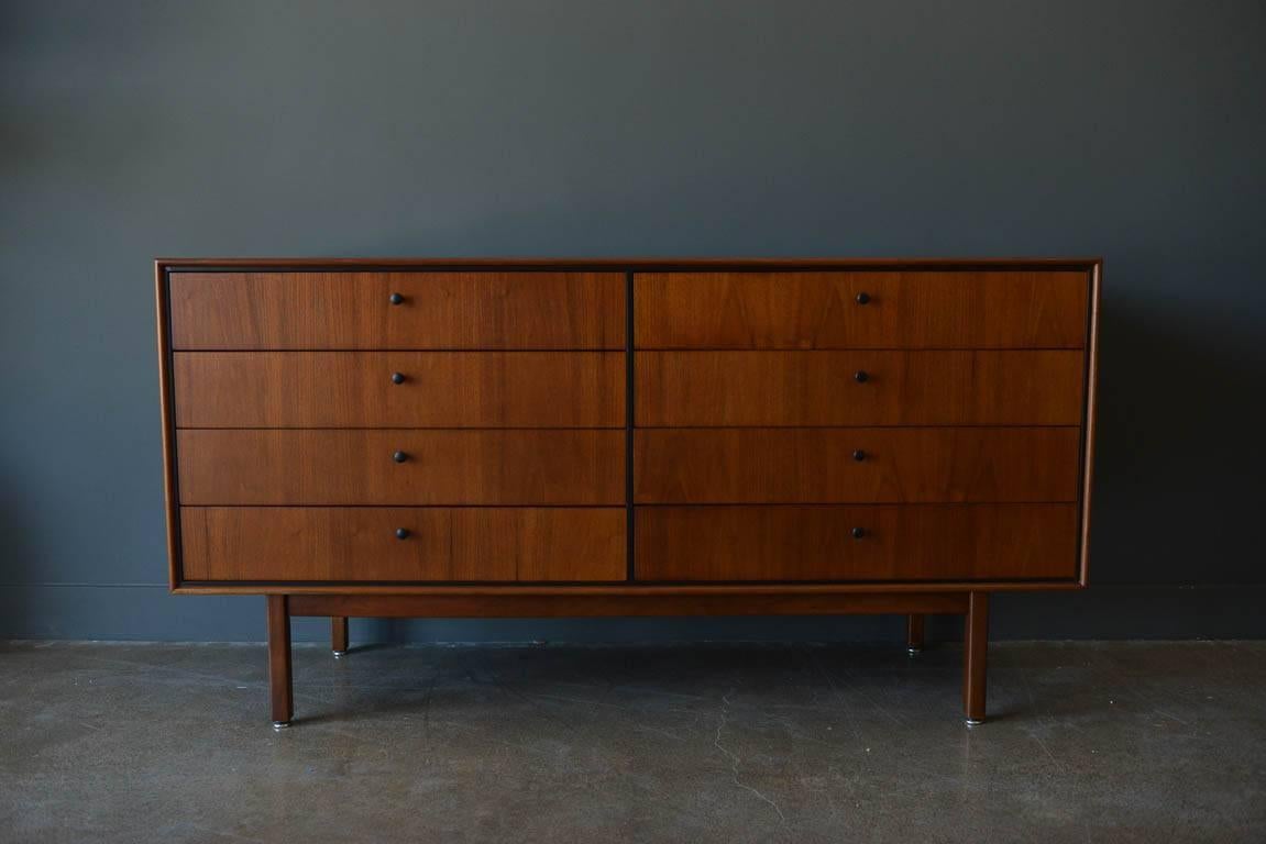 Jack Cartwright for Founders eight-drawer walnut dresser, circa 1960. Walnut with ebonized trim detail around edges. Professionally restored in showroom perfect condition. 
Measures 60