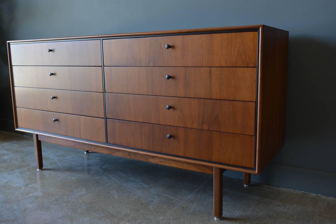 Mid-Century Modern Jack Cartwright for Founders Eight-Drawer Walnut Dresser, circa 1960