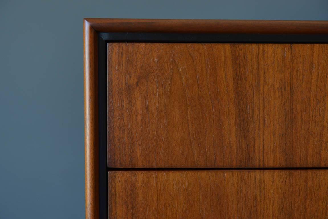 Jack Cartwright for Founders Eight-Drawer Walnut Dresser, circa 1960 In Excellent Condition In Costa Mesa, CA