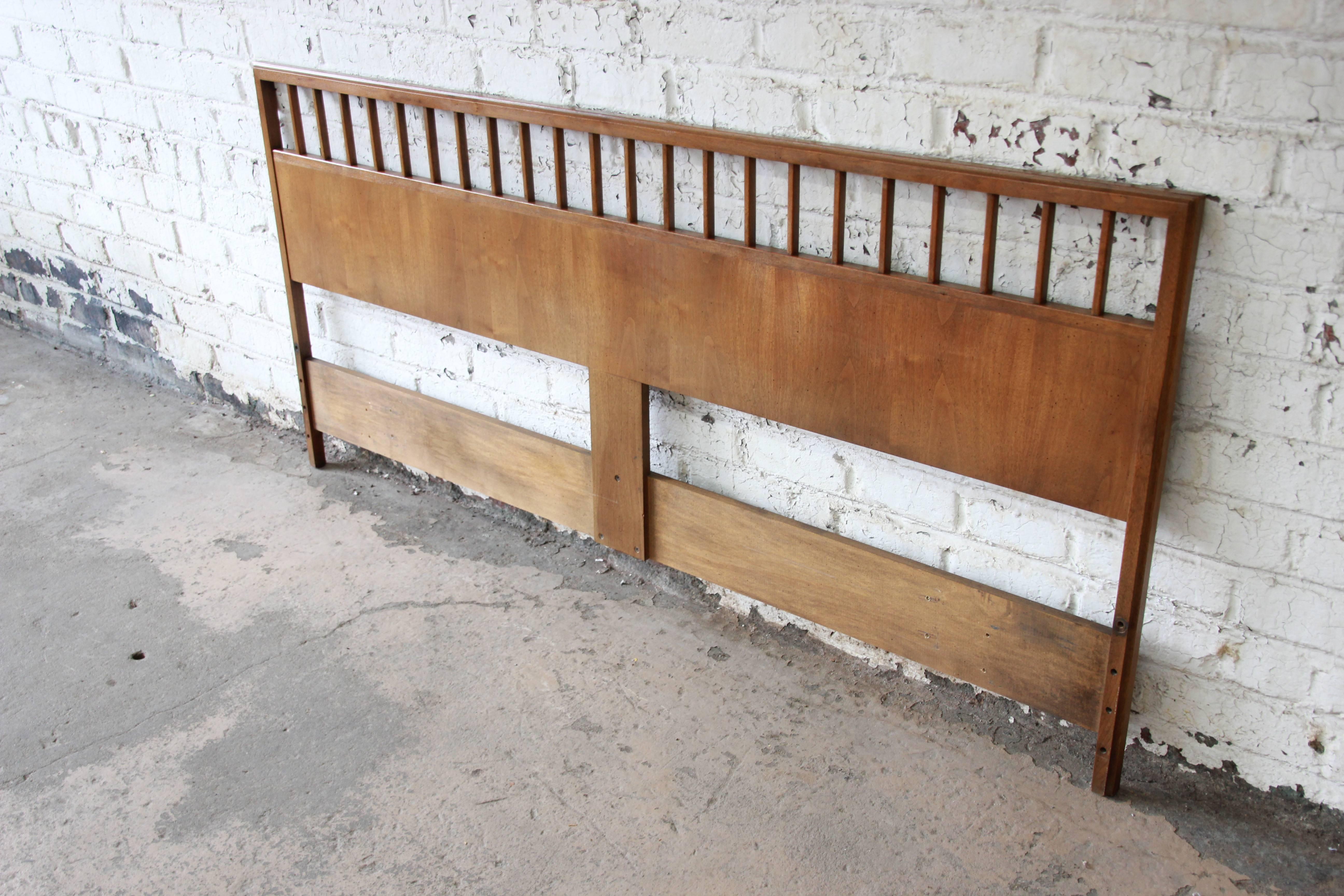 A beautiful Mid-Century Modern bleached walnut king-size headboard designed by Milo Baughman for Arch Gordon. The headboard features gorgeous wood grain and sleek midcentury design. It is in excellent original vintage condition.

 