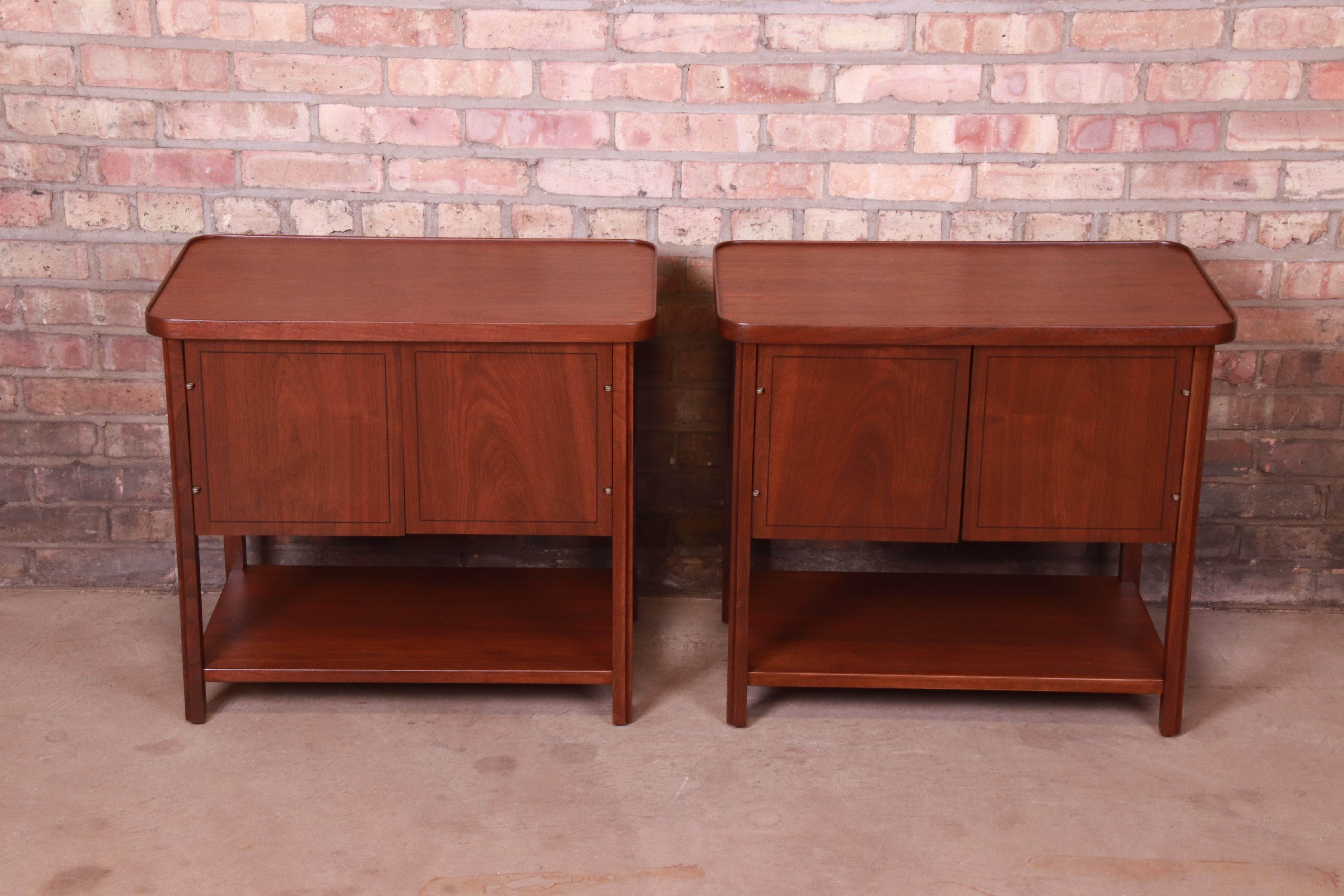 An exceptional pair of Mid-Century Modern walnut nightstands or end tables

By Jack Cartwright for Founders.

USA, 1960s

Measures: 26
