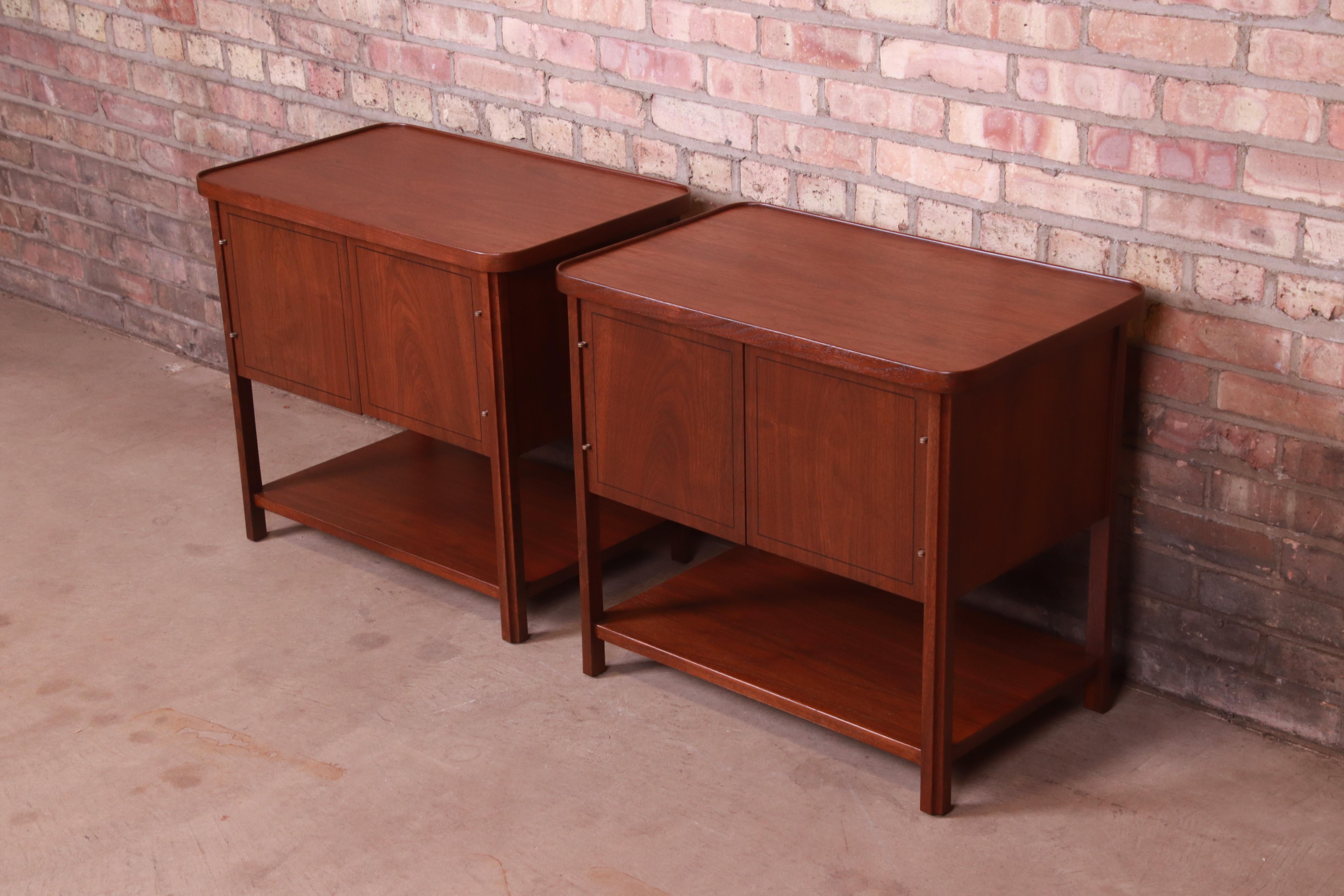 Jack Cartwright for Founders Mid-Century Modern Walnut Nightstands, Refinished In Good Condition In South Bend, IN