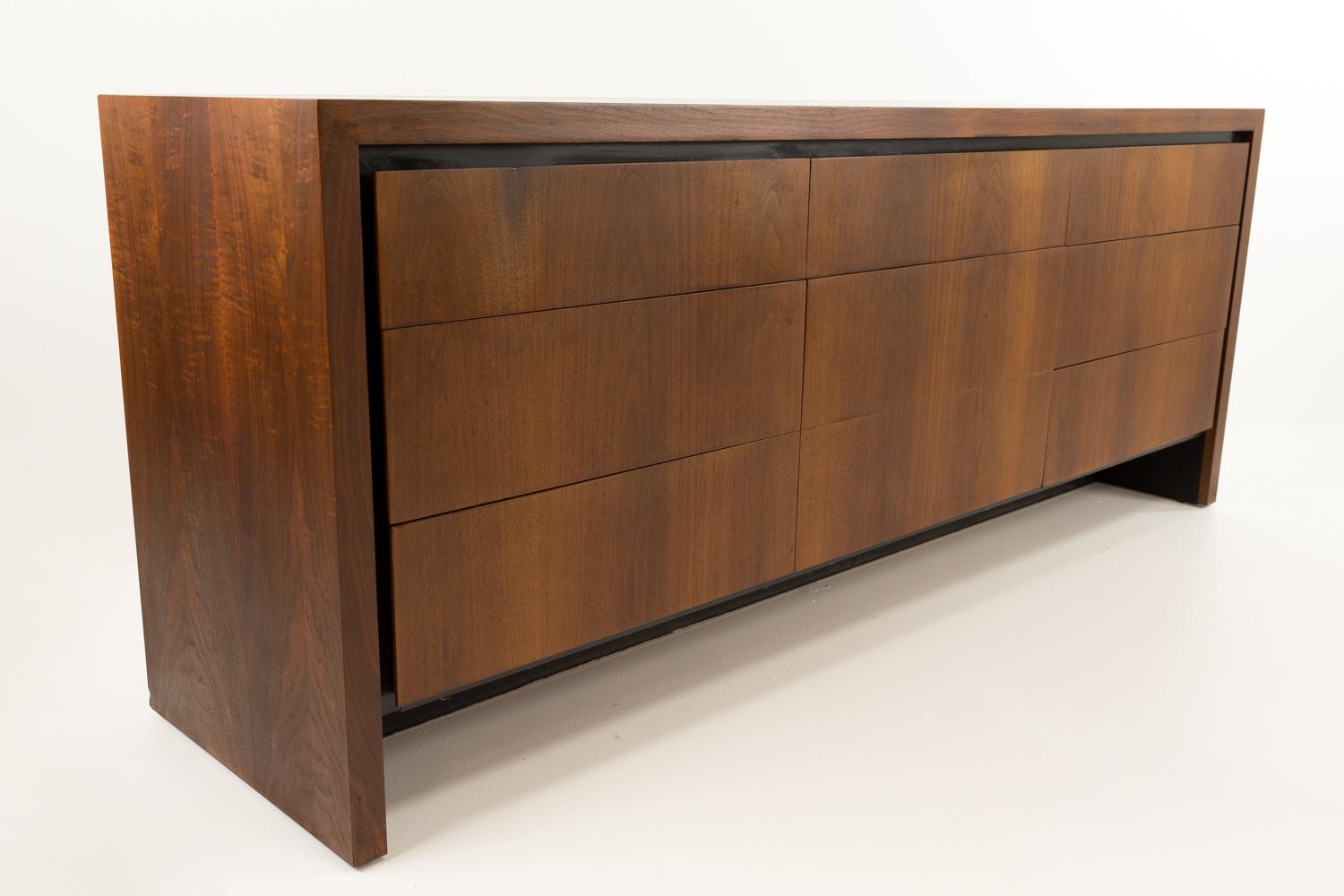 Merton Gershun for Dillingham Mid Century Walnut Lowboy Dresser In Good Condition In Countryside, IL