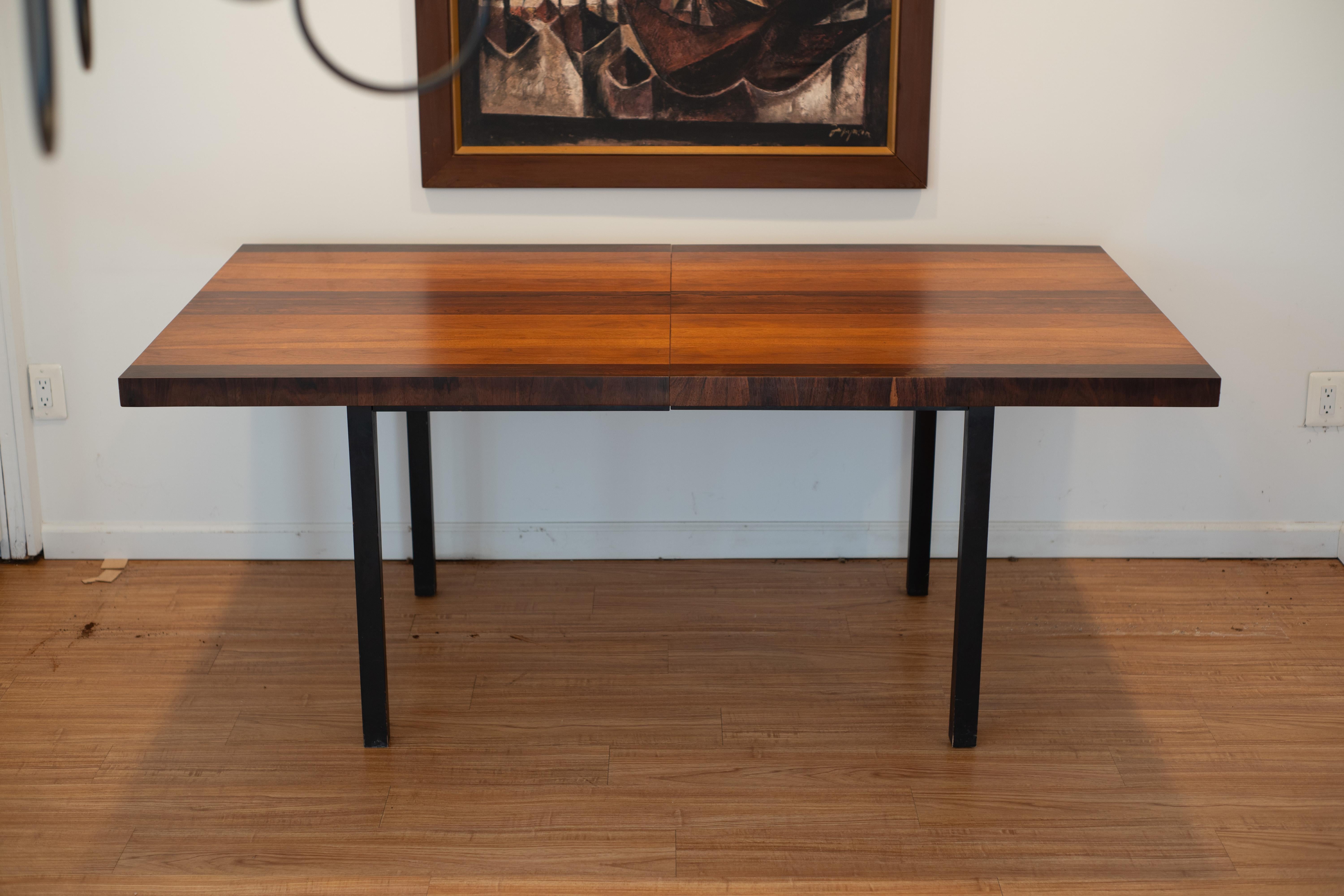 Fabricada en Estados Unidos en la década de 1960, esta pieza fue fabricada por Johnson Furniture Co. y vendida por Directional, que vendía sistemáticamente grandes éxitos de artistas como Paul Evans y Vladimir Kagan. Comparada con la mayoría de los