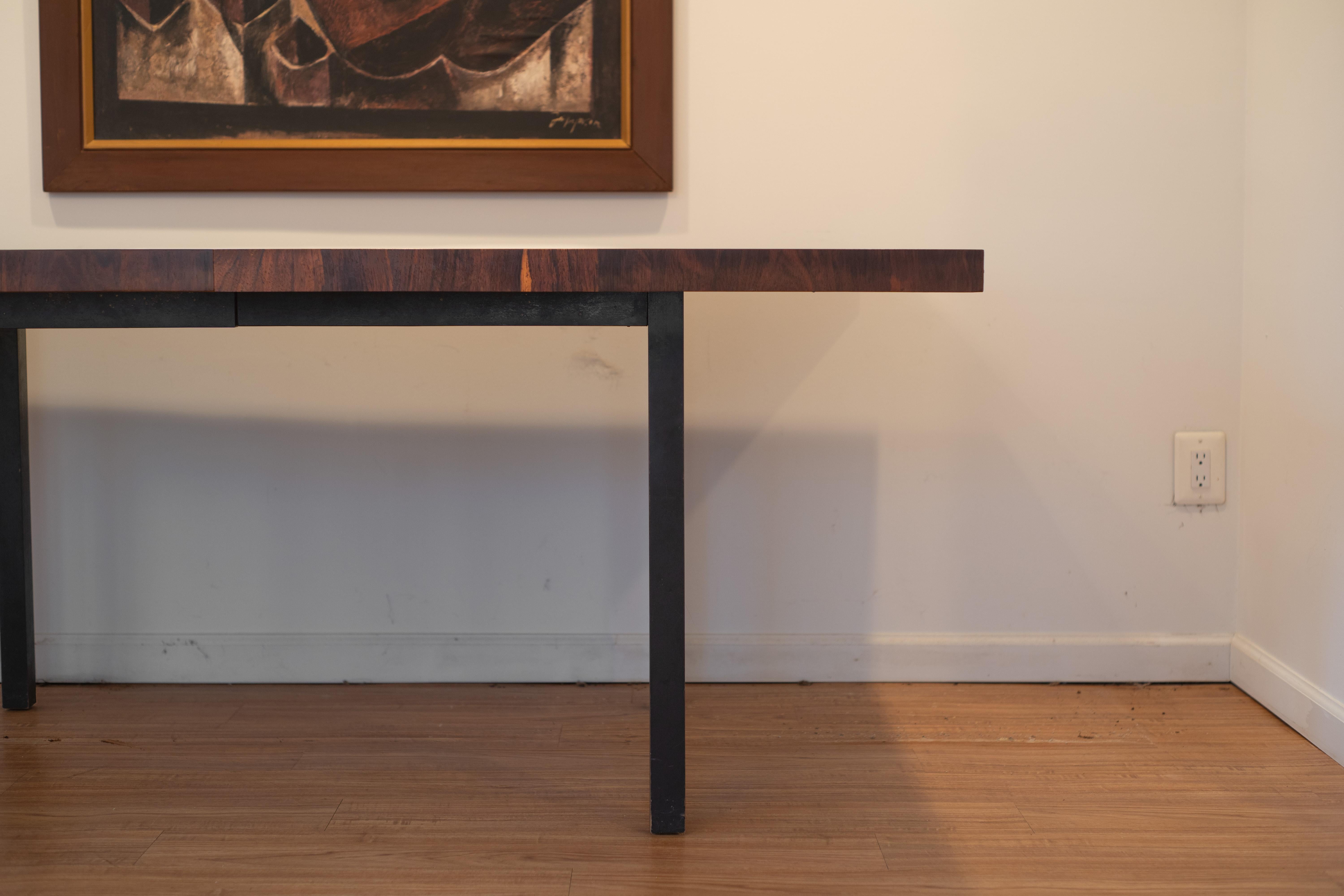 Mesa de comedor Milo Baughman para Directional en nogal, palisandro y fresno con 2 tableros Moderno de mediados de siglo en venta