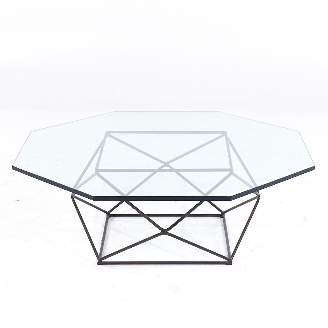 Américain Table basse géométrique en bronze et verre Milo Baughman pour Directional MCM en vente