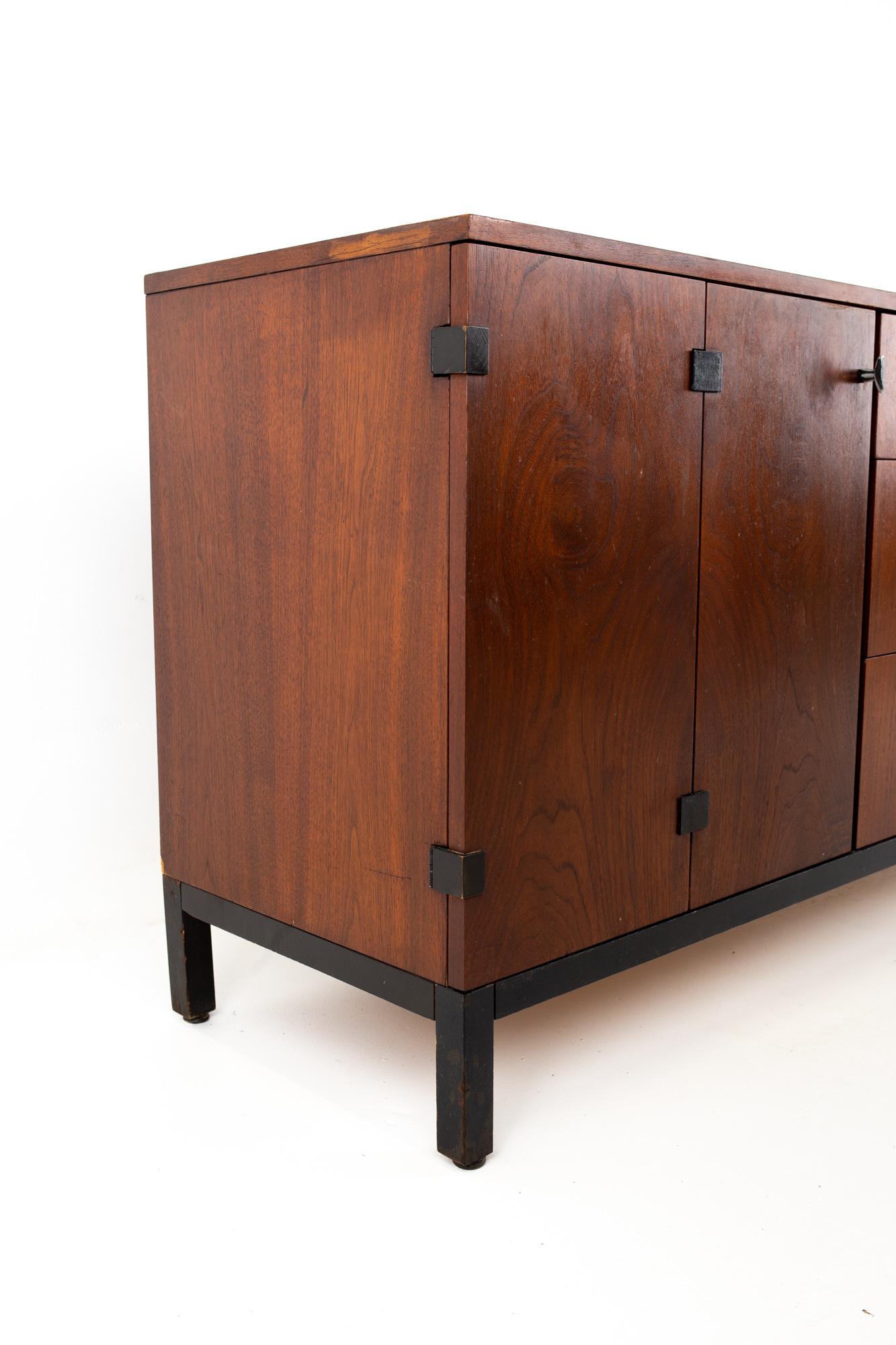 Milo Baughman for Directional MCM Walnut 9-Drawer Lowboy Sideboard Credenza In Good Condition In Countryside, IL