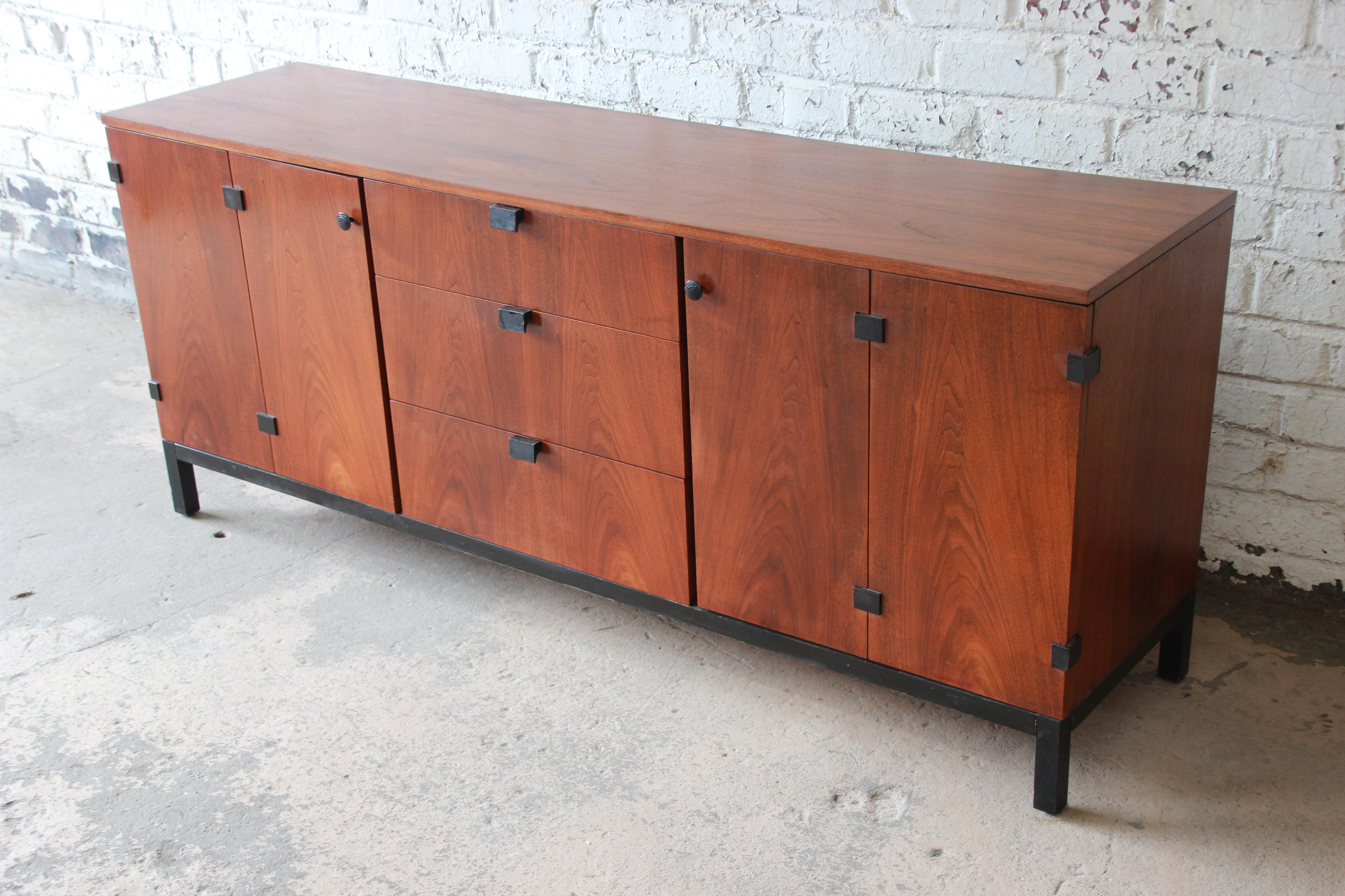 Milo Baughman for Directional Mid-Century Modern Walnut Credenza or Dresser In Fair Condition In South Bend, IN