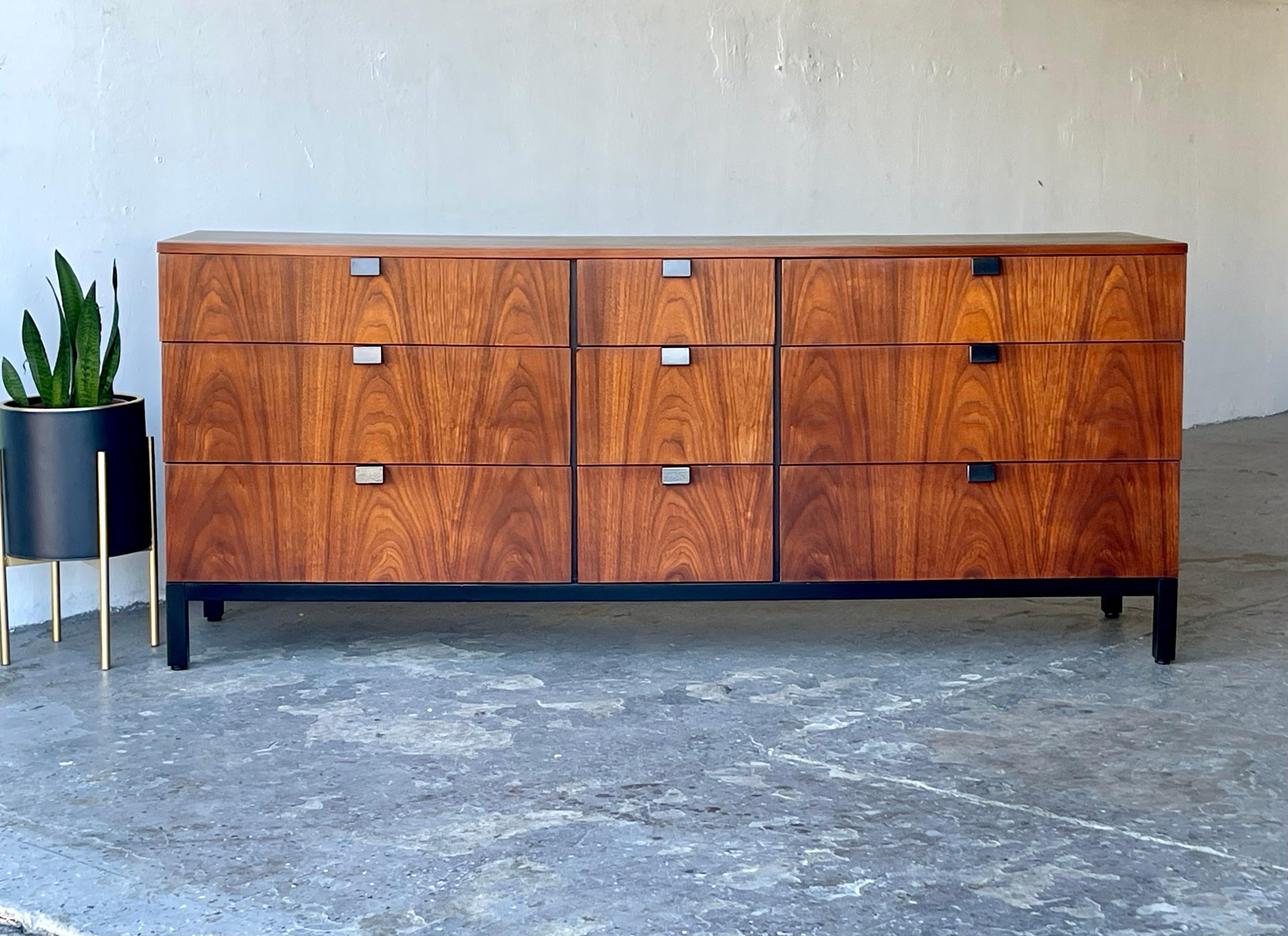 Milo Baughman pour Directional, commode 9 tiroirs en noyer, Circa 1964. Magnifique grain de noyer, quincaillerie et garnitures de socle et de pied ébénisées. Magnifique grain assorti au livre et 9 tiroirs avec beaucoup de rangement. Pièce très