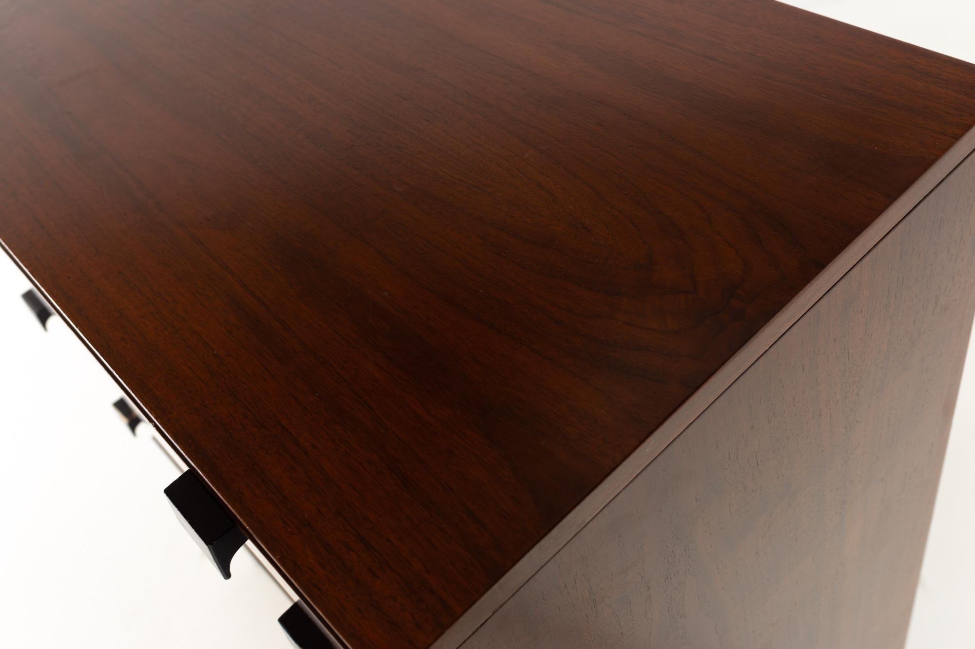 Milo Baughman for Directional Mid Century Walnut 5 Drawer Highboy Dresser In Good Condition In Countryside, IL
