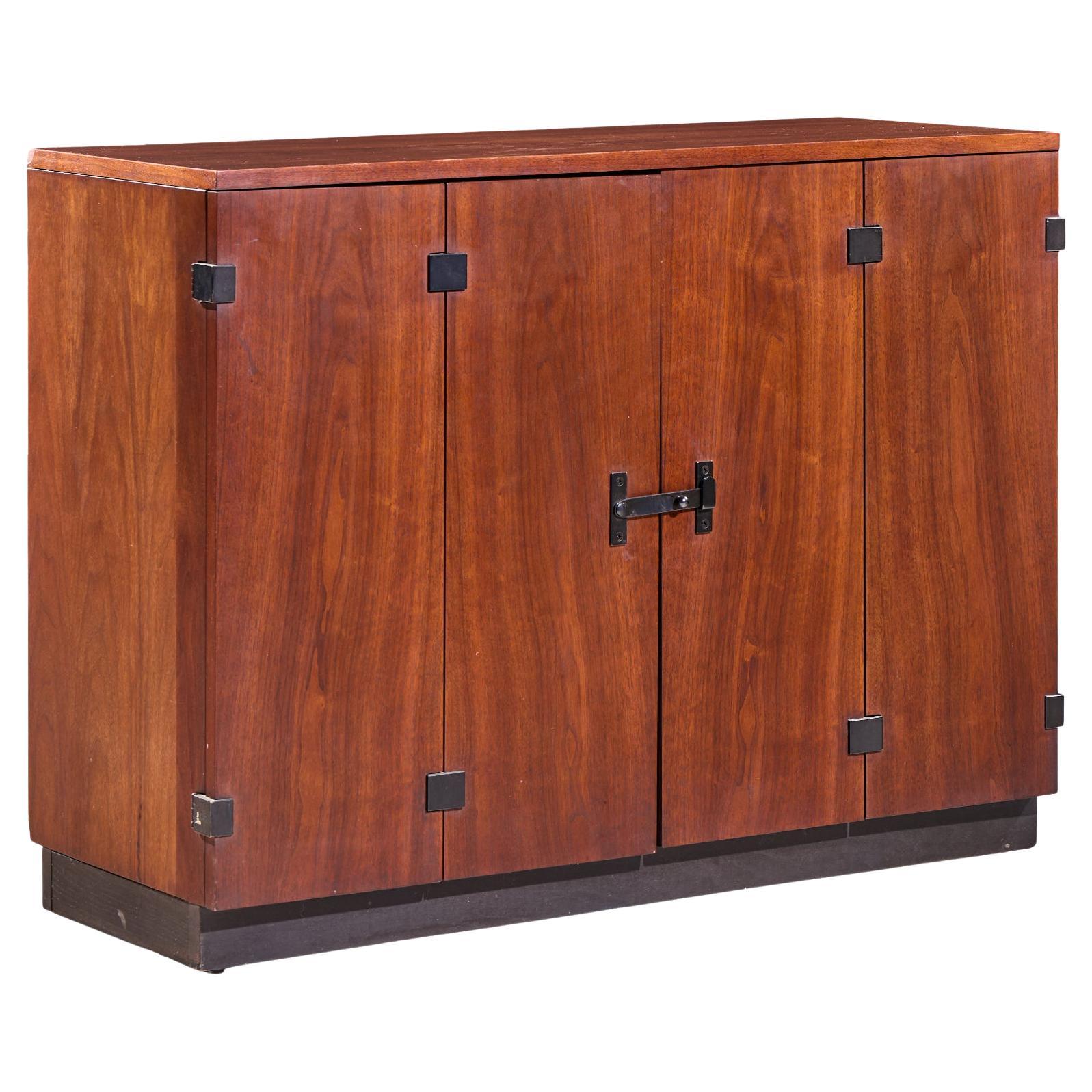Milo Baughman für Directional Mid Century Bar Console Credenza aus Nussbaum