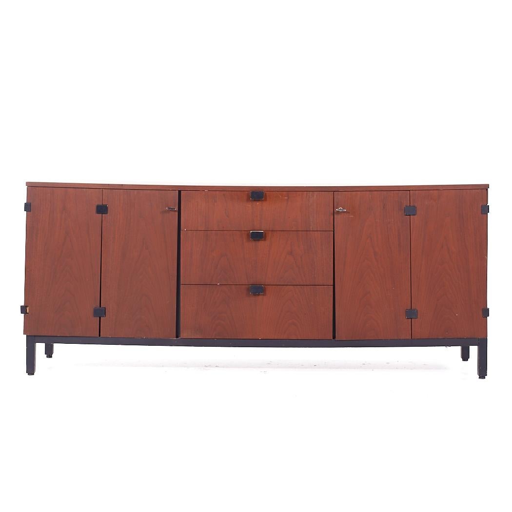 Milo Baughman per Directional: comò basso in noce

Le misure di questo carrello sono: 72 di larghezza x 18,5 di profondità x 30,5 di altezza

Tutti i mobili possono essere acquistati in quello che noi chiamiamo stato vintage restaurato. Ciò