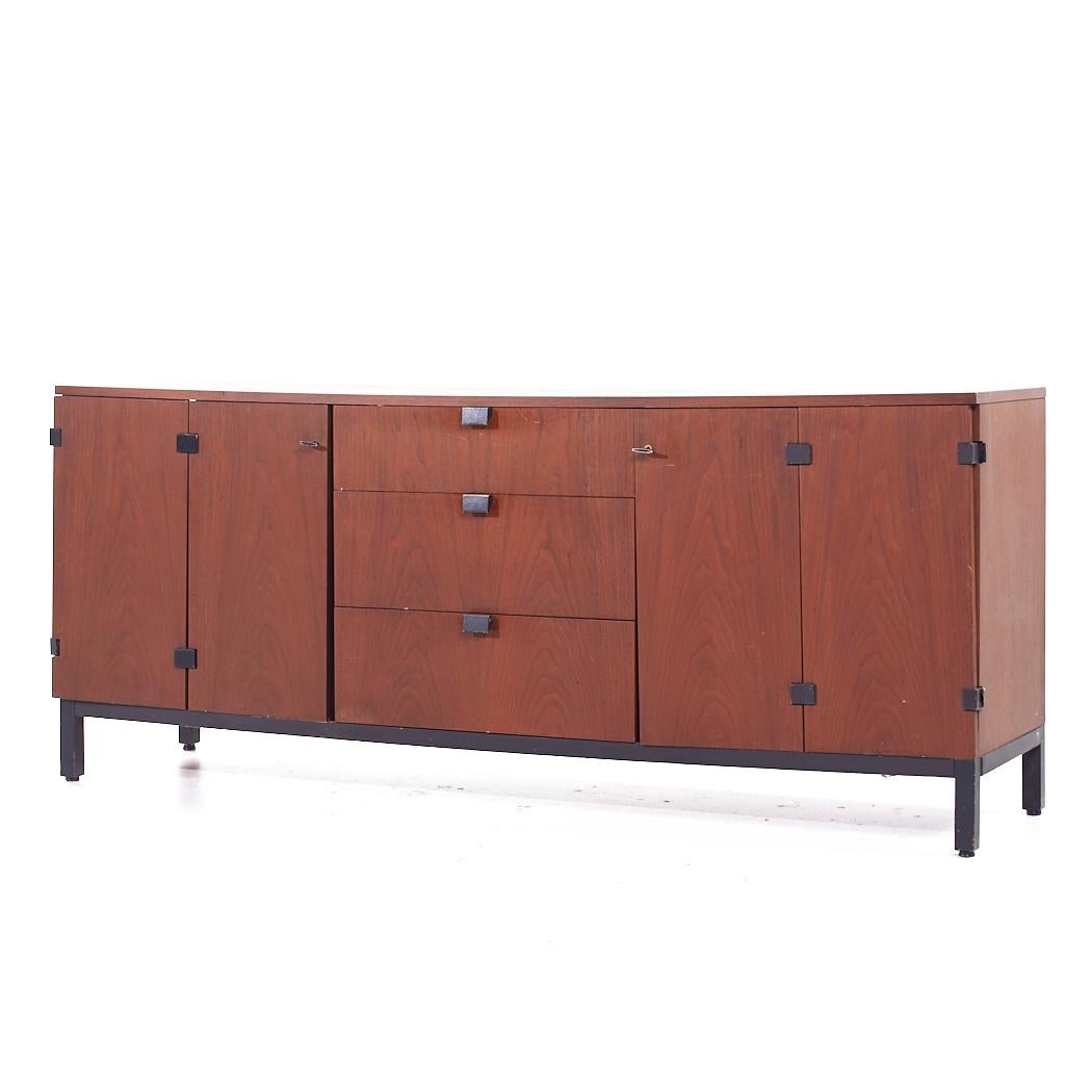 Mid-Century moderno Milo Baughman per Directional: comò basso in noce in vendita