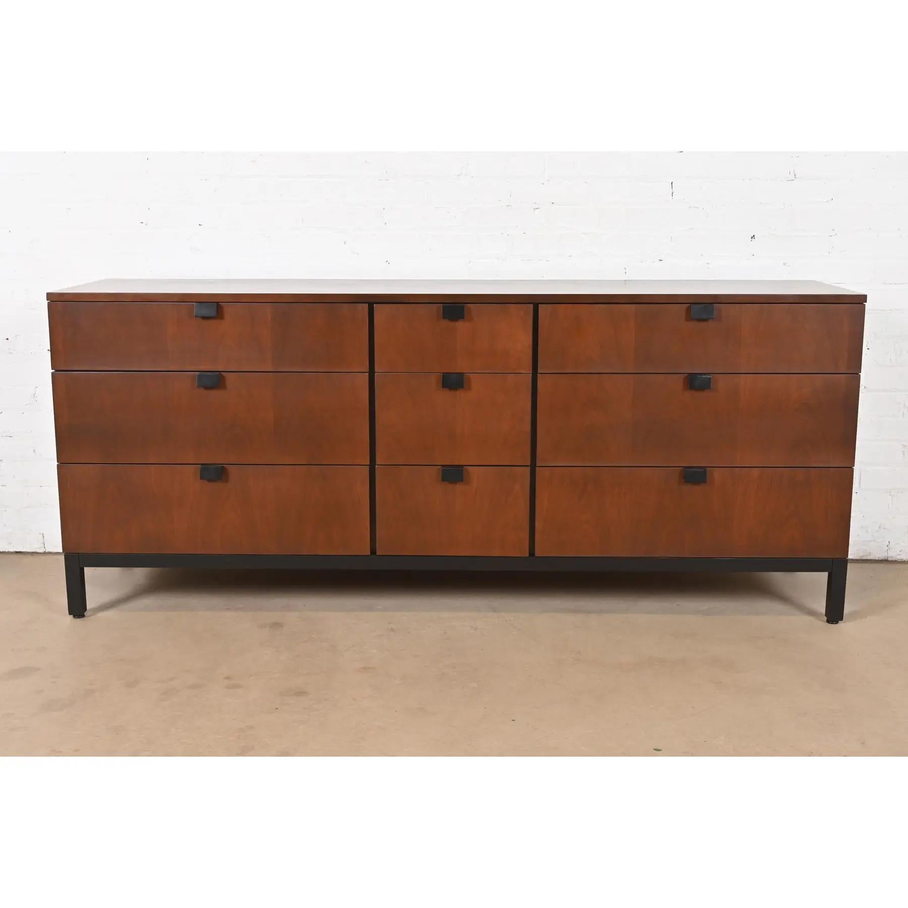 Un eccezionale comò o credenza a nove cassetti in stile Mid-Century Modern

Di Milo Baughman per Directional

USA, anni '60

Splendido noce abbinato al libro, con base, gambe e tiranti dei cassetti ebanizzati.

Misure: 72 