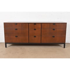 Milo Baughman per Directional Comò a nove cassetti in noce, appena rifinito