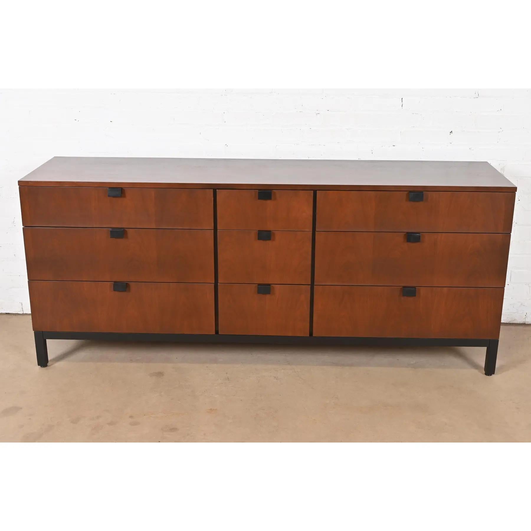 Mid-Century moderno Milo Baughman per Directional Comò a nove cassetti in noce, appena rifinito in vendita