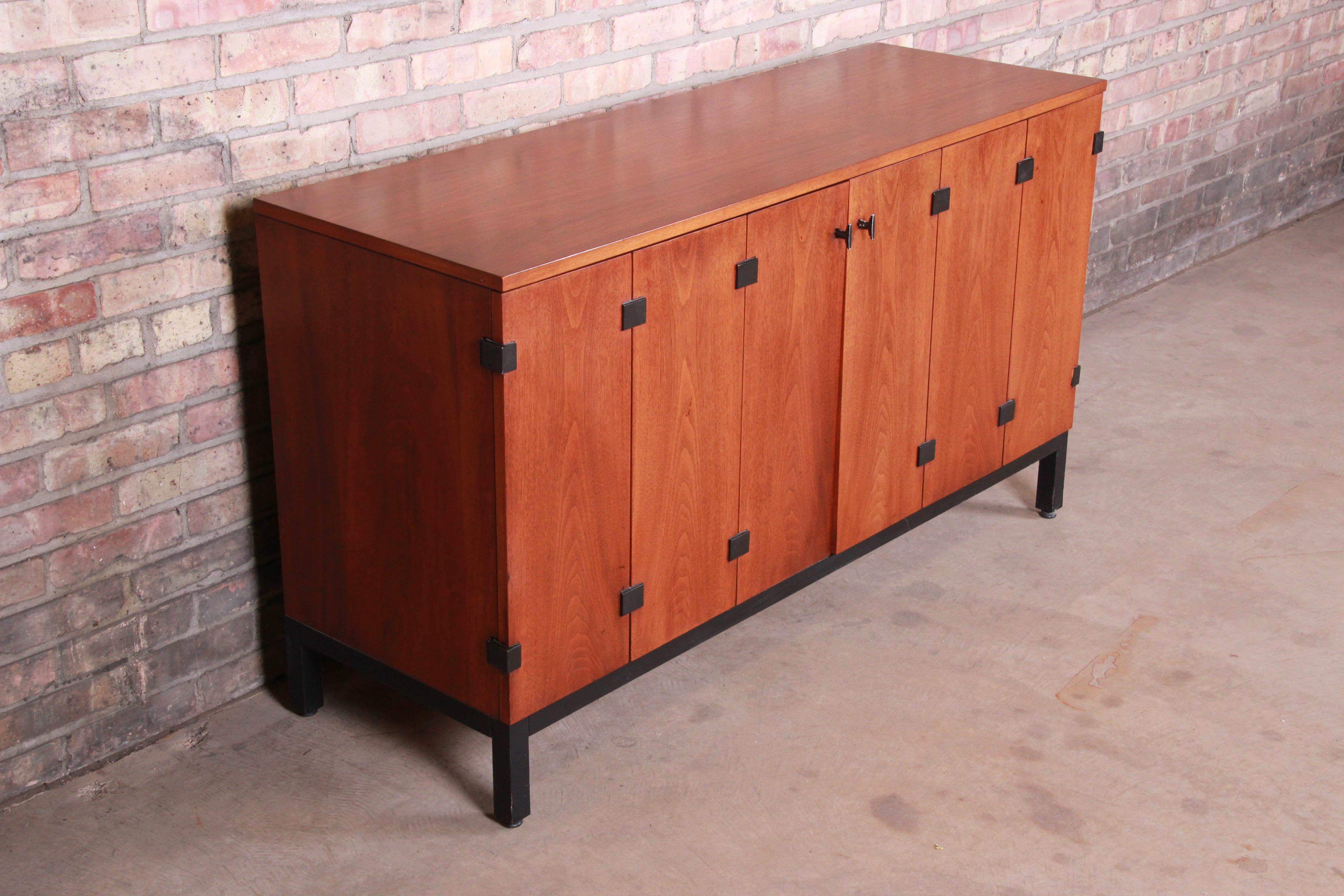 Milo Baughman for Directional Walnut Sideboard Credenza, 1960s In Good Condition In South Bend, IN