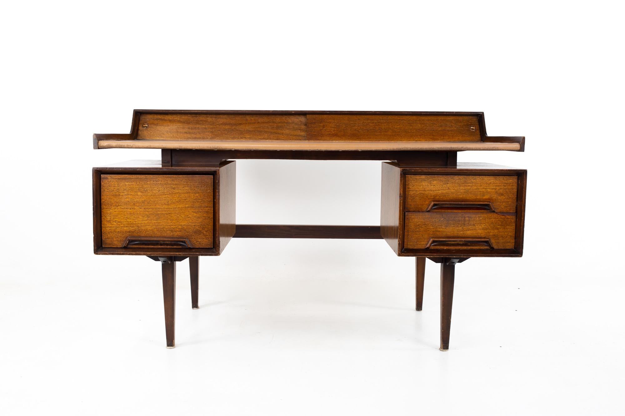 Milo Baughman for Drexel mid century walnut floating double sided desk

Desk measures: 56 wide x 31.5 deep x 34.25 inches high

?All pieces of furniture can be had in what we call restored vintage condition. That means the piece is restored upon