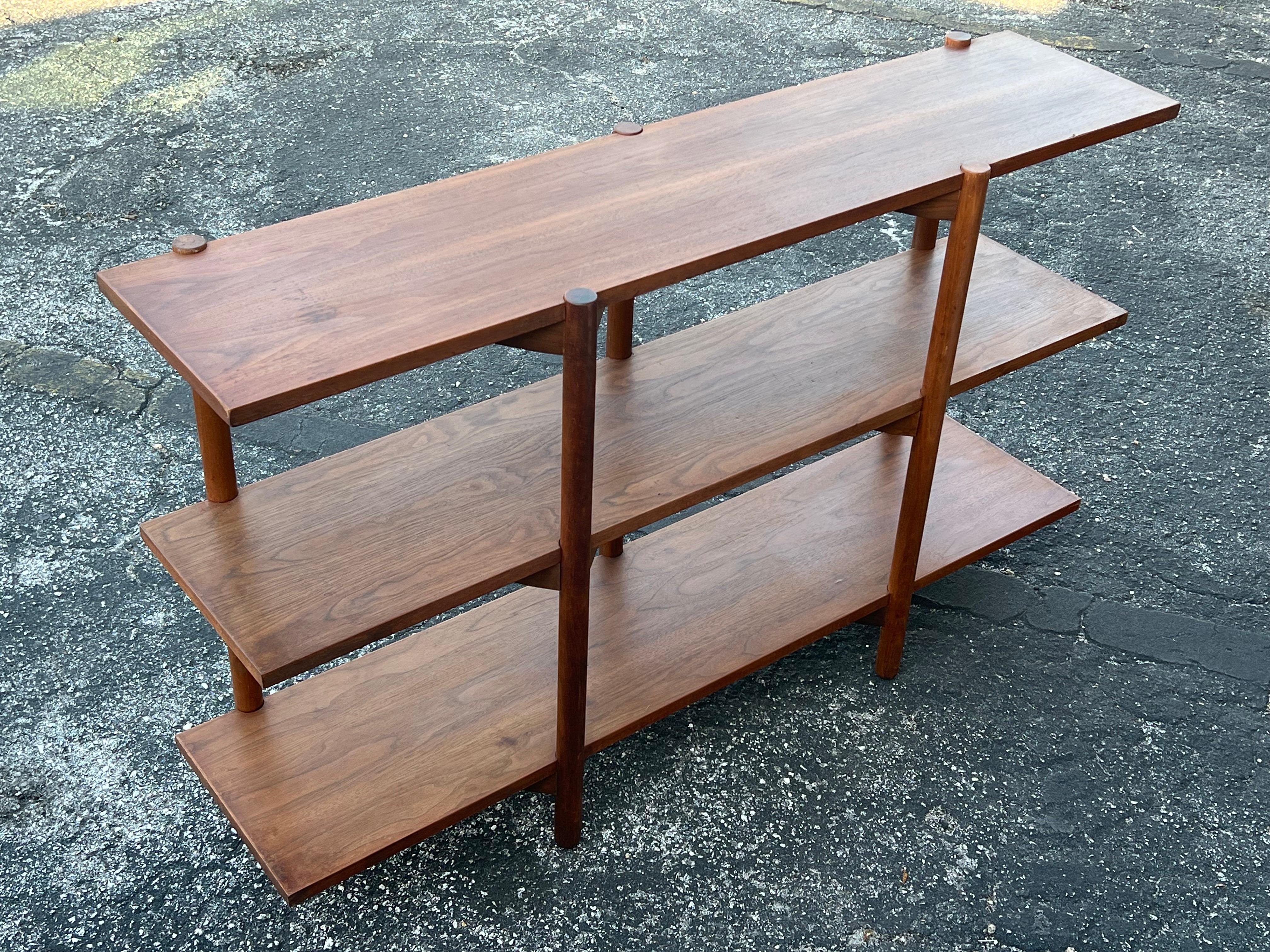 American Milo Baughman For Glenn Of California Bookshelf Walnut Patina 1950's For Sale