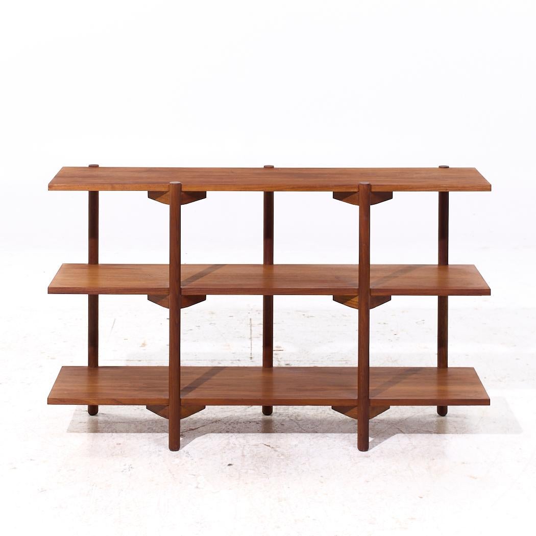 Milo Baughman for Glenn of California Mid Century Walnut 3 Tier Bookcase (Bibliothèque à 3 niveaux en noyer)

Cette bibliothèque mesure : 48 de large x 12 de profond x 29 de haut

Nous prenons nos photos dans un studio à éclairage contrôlé afin de