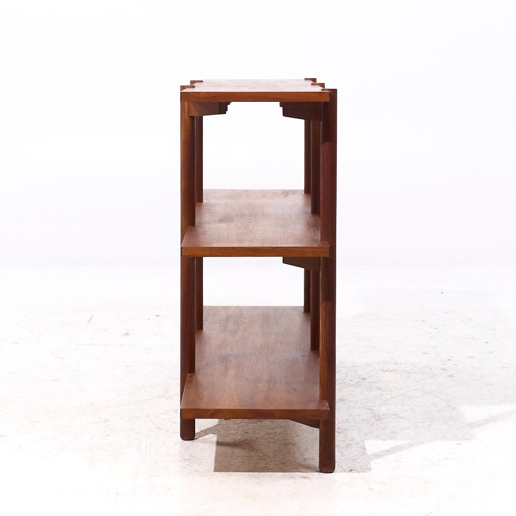 Américain Milo Baughman for Glenn of California Mid Century Walnut 3 Tier Bookcase (Bibliothèque à 3 niveaux en noyer) en vente