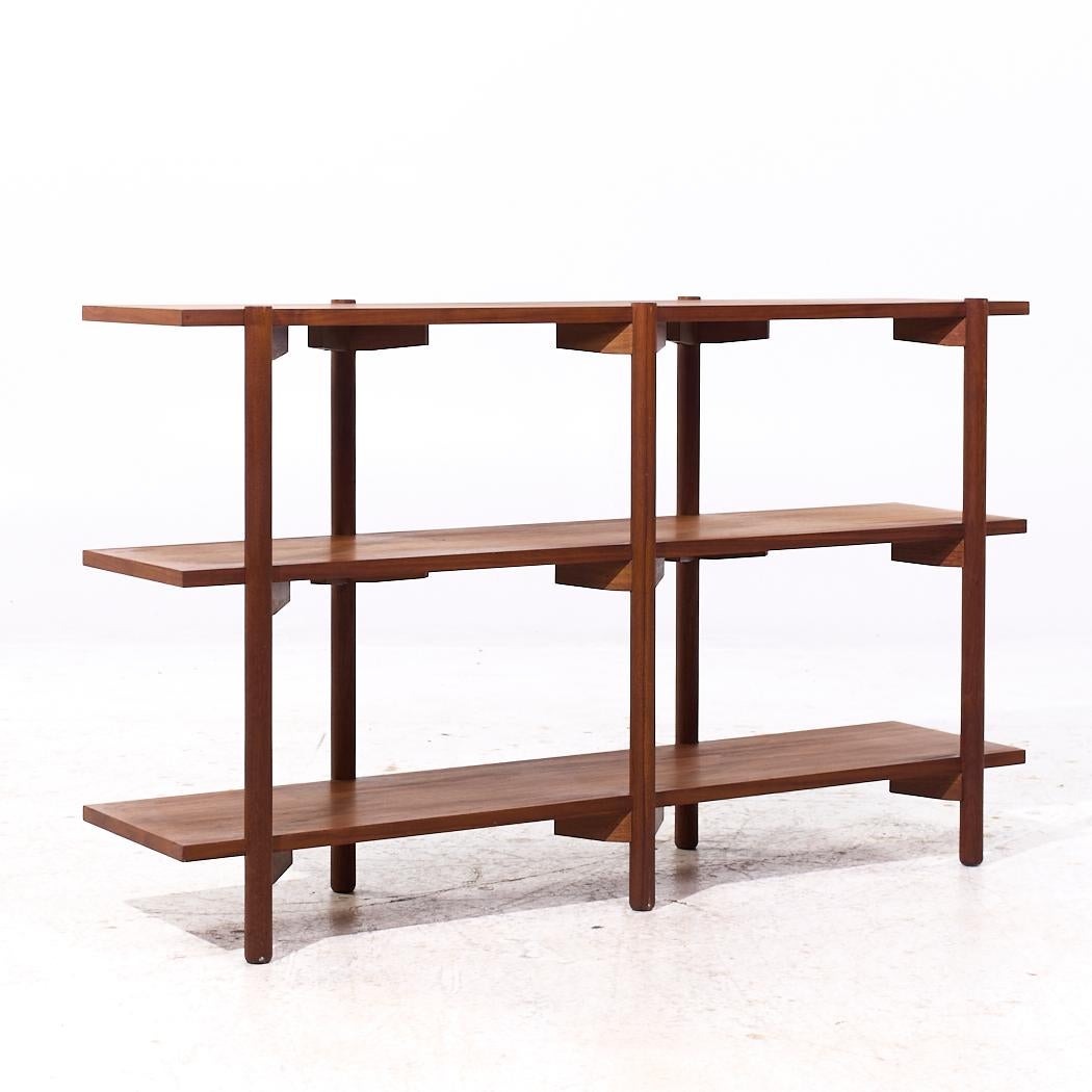 Fin du 20e siècle Milo Baughman for Glenn of California Mid Century Walnut 3 Tier Bookcase (Bibliothèque à 3 niveaux en noyer) en vente