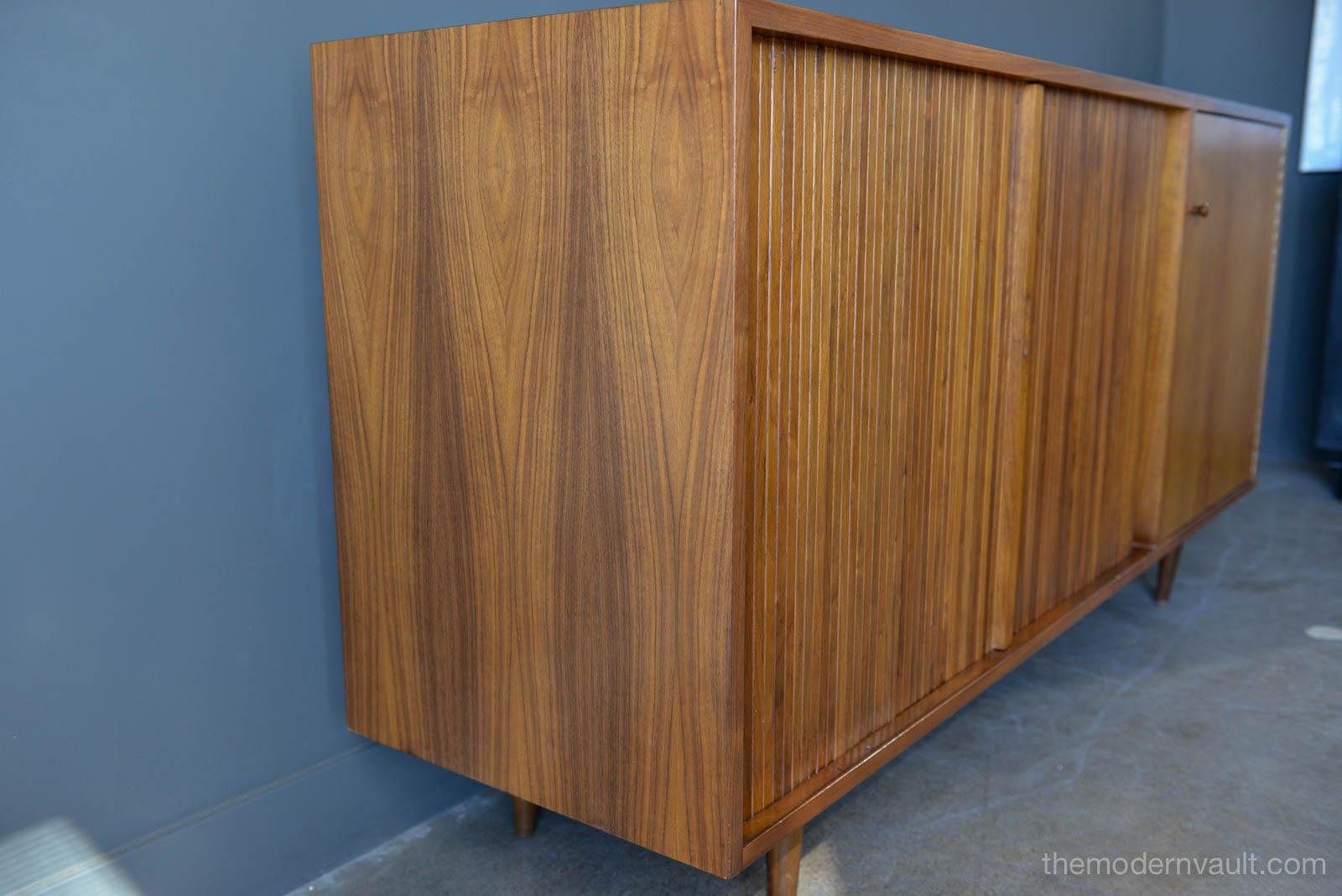 Milo Baughman for Glenn of California Tambour Door Credenza, circa 1965 (Mitte des 20. Jahrhunderts)