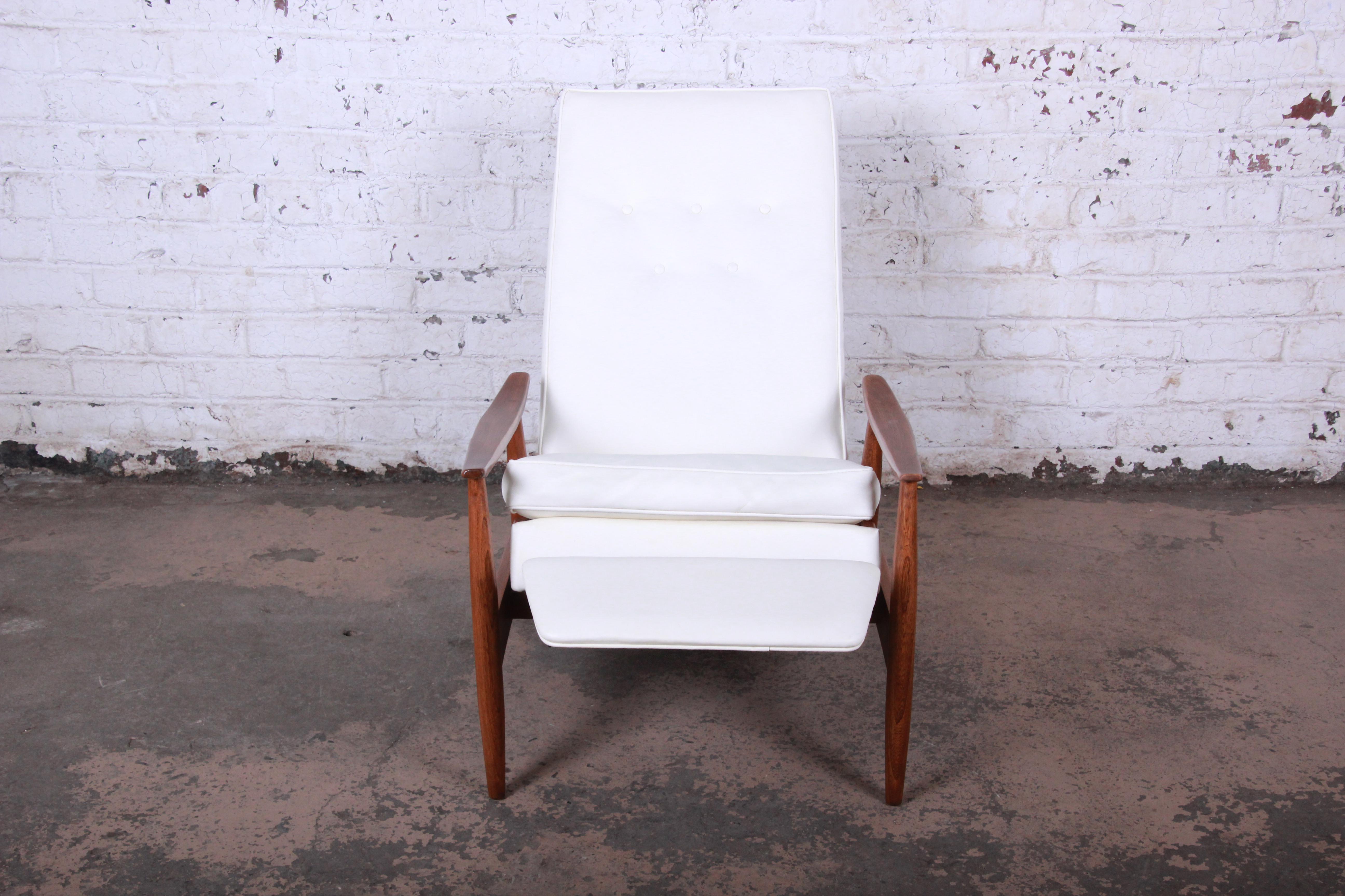 Milo Baughman for James Inc. Reclining Lounge Chair, Newly Refinished In Good Condition In South Bend, IN