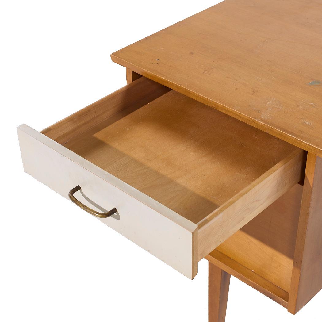 Milo Baughman für Murray Mid Century Schreibtisch aus Ahorn und Messing im Angebot 4