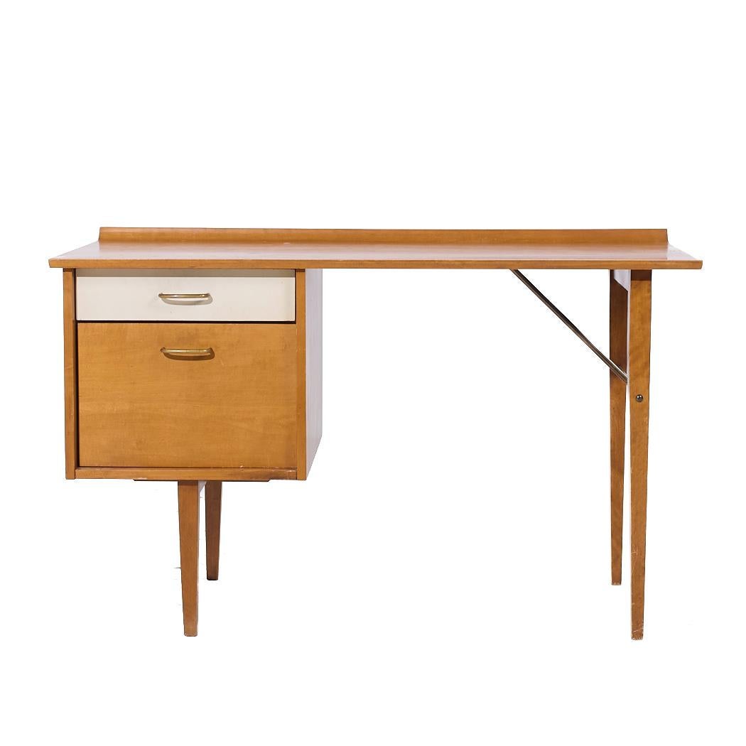 Milo Baughman für Murray Mid Century Schreibtisch aus Ahorn und Messing

Dieser Schreibtisch misst: 48 breit x 24,75 tief x 29,5 hoch, mit einem Stuhlabstand von 27,75 Zoll

Alle Möbelstücke sind in einem so genannten restaurierten Vintage-Zustand
