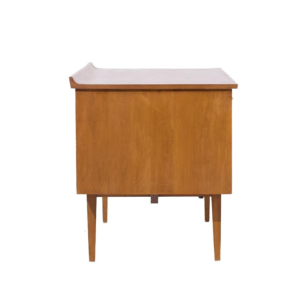 Milo Baughman für Murray Mid Century Schreibtisch aus Ahorn und Messing (amerikanisch) im Angebot