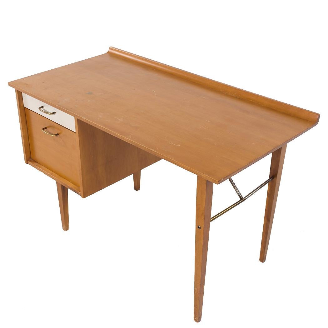Milo Baughman für Murray Mid Century Schreibtisch aus Ahorn und Messing im Angebot 1