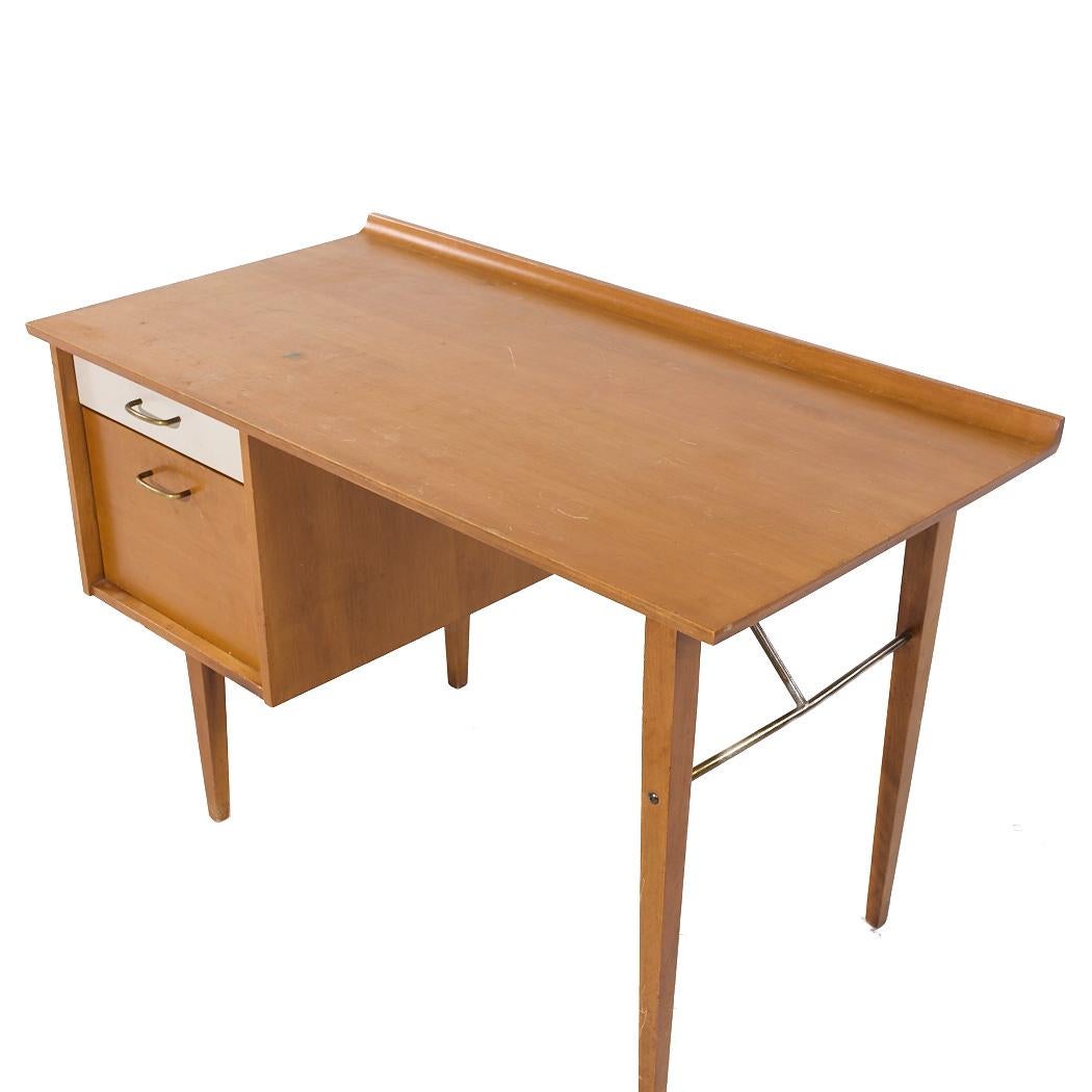 Milo Baughman für Murray Mid Century Schreibtisch aus Ahorn und Messing im Angebot 2