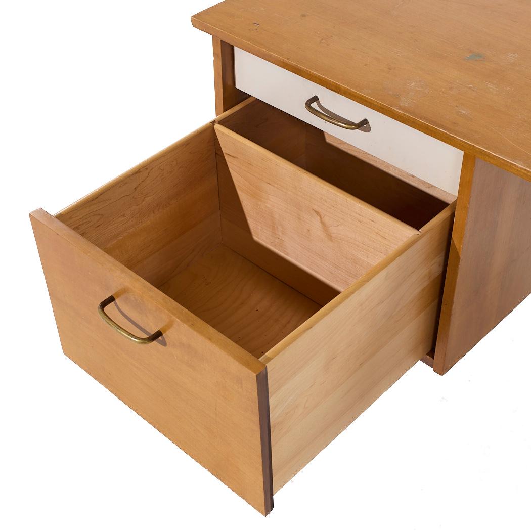 Milo Baughman für Murray Mid Century Schreibtisch aus Ahorn und Messing im Angebot 3