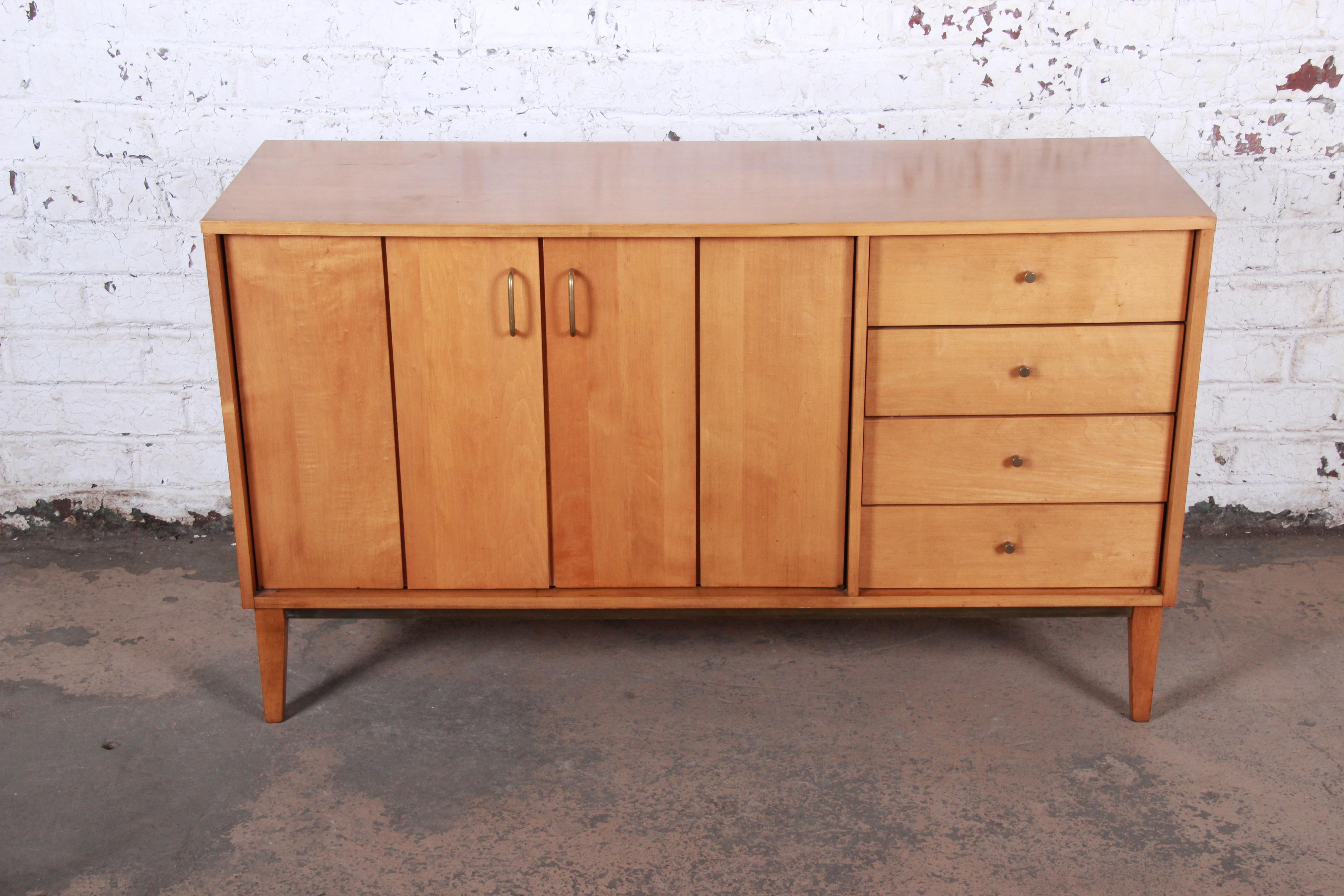 Mid-Century Modern maple sideboard credenza

Designed by Milo Baughman for Murray

USA, 1950s

Maple and brass

Measures: 54