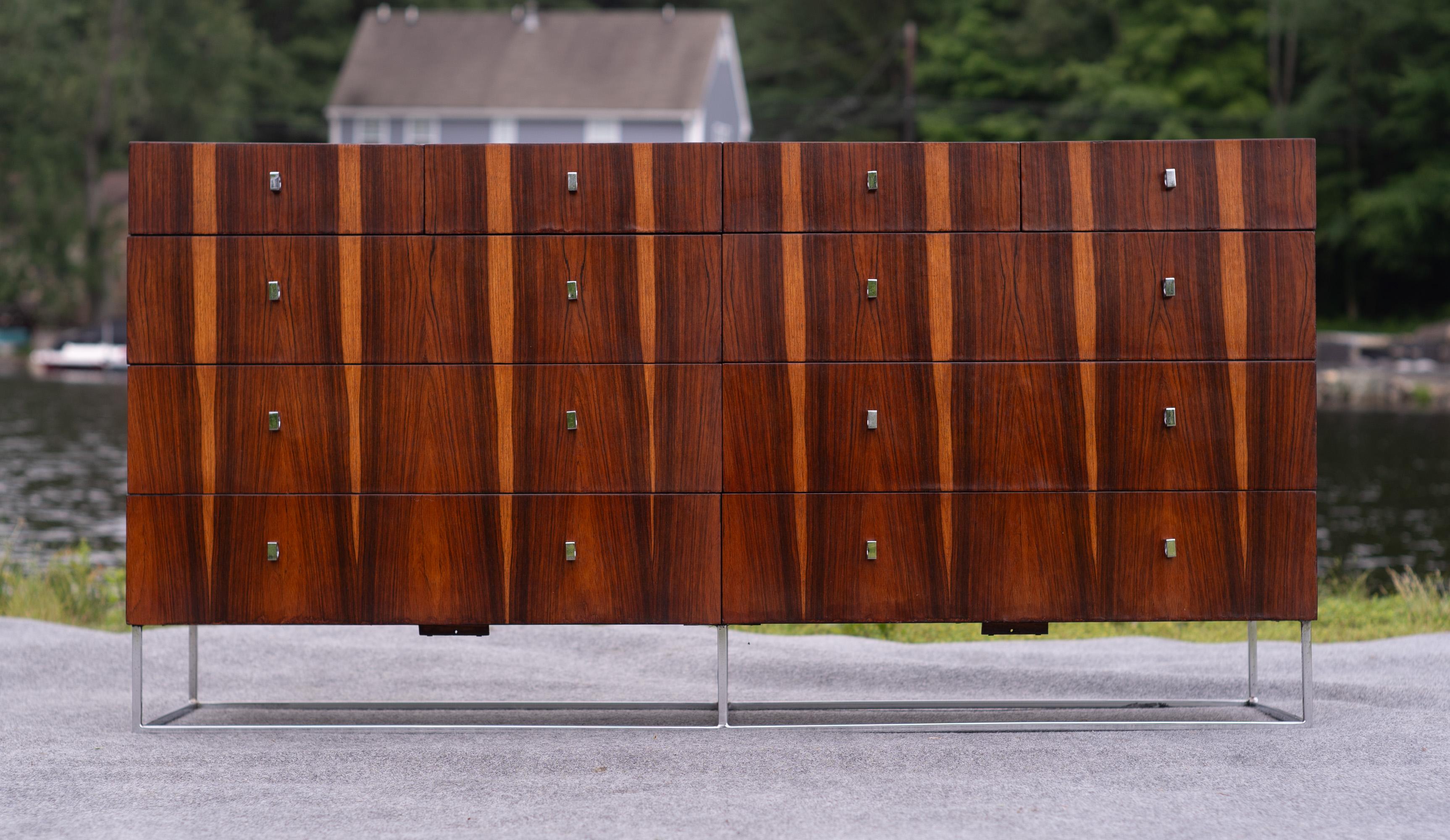 Dieses in Kanada hergestellte Design wird Milo Baughman zugeschrieben, der in den 1950er und 60er Jahren durch seine Verwendung von rechten Winkeln, Chrom und Palisanderholz bekannt wurde. Die Kommode besteht aus einem schwarz lackierten Schrank,