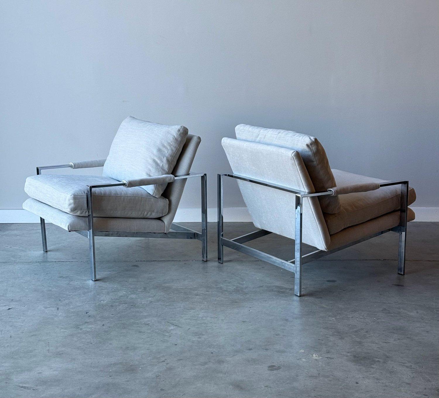 Paire de chaises de salon chromées modèle 951 du milieu du siècle dernier. Conçu par Milo Baughman pour Thayer Coggin. Un exemple classique du design moderne du milieu du siècle, caractérisé par leurs lignes épurées et leur esthétique minimaliste.