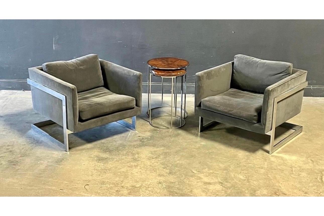Paire de chaises longues cubiques classiques 989 conçues par Milo Baughman pour Thayer Coggin. Les cadres chromés soutiennent le revêtement en daim gris. Également connue sous le nom de 