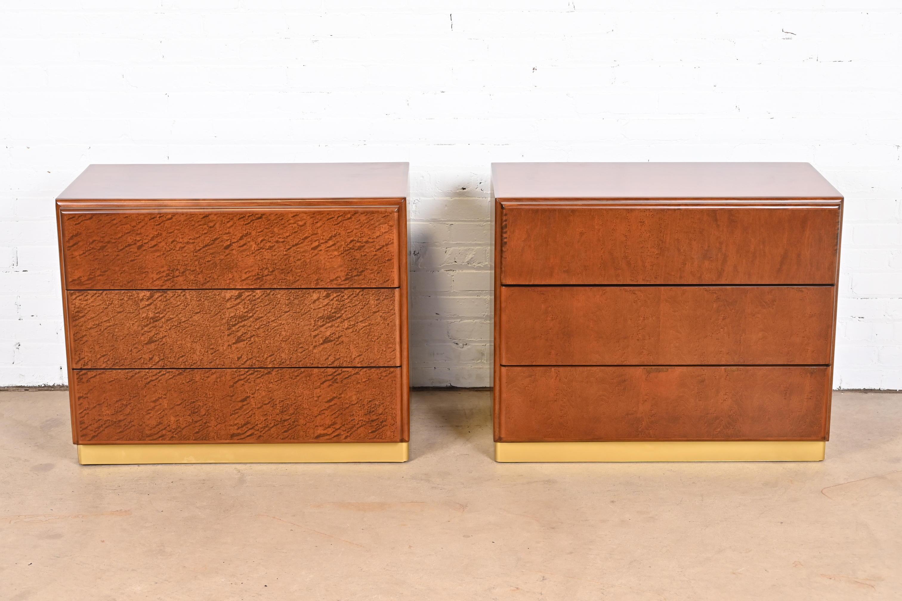 A gorgeous pair of Mid-Century Modern three-drawer nightstands or bachelor chests

By Milo Baughman for Thayer Coggin

USA, 1970s

Stunning birdseye maple, with brass plinth bases.

Measures: 32