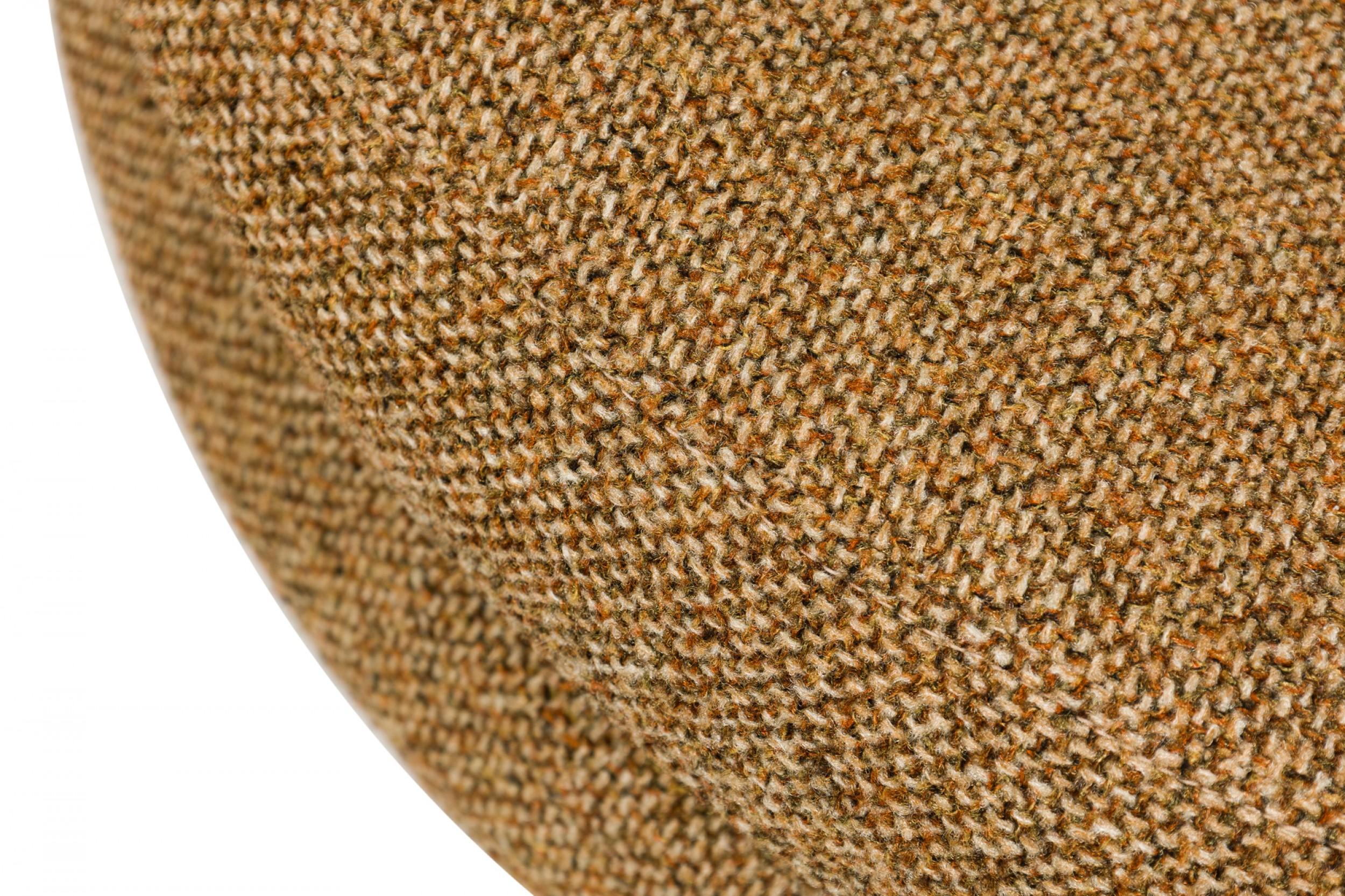 Fauteuil de salon pivotant 'egg' du milieu du siècle dernier avec un haut dossier évasé et un coussin d'assise circulaire monté sur une base pivotante, tapissé d'un tissu texturé marron clair avec un coussin assorti. (MILO BAUGHMAN POUR THAYER