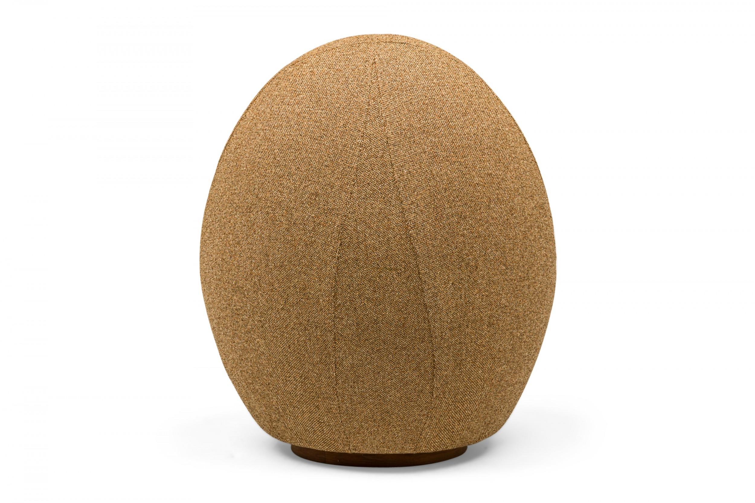 Milo Baughman pour Thayer Coggin Chaise longue pivotante 'Egg' en tissu Brown en vente 1