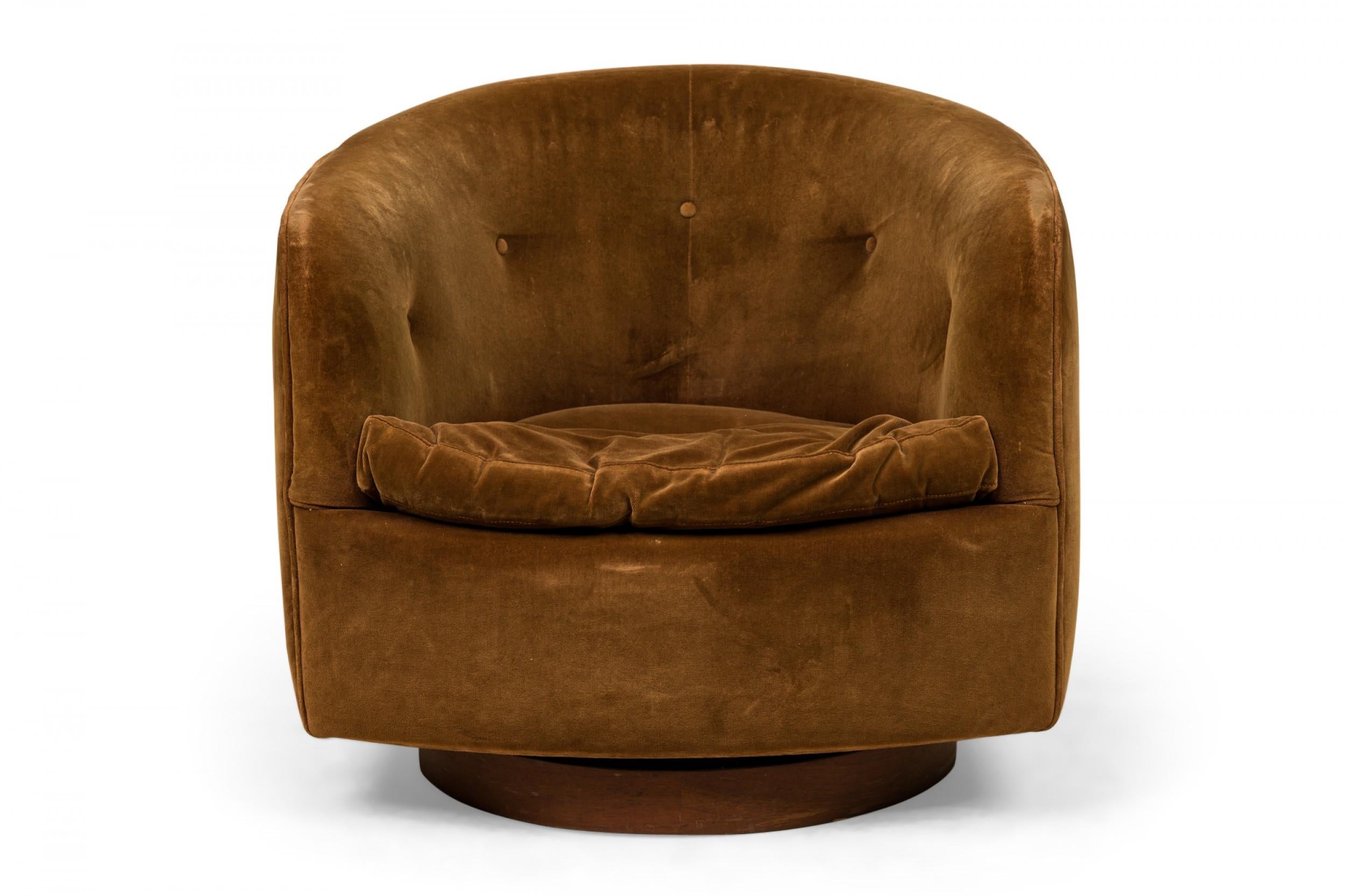 Fauteuil de salon en forme de fer à cheval, de style américain du milieu du siècle dernier, tapissé de velours brun et de boutons, reposant sur une base circulaire en placage de bois. (MILO BAUGHMAN POUR THAYER COGGIN)(Pièces similaires : DUF0616,