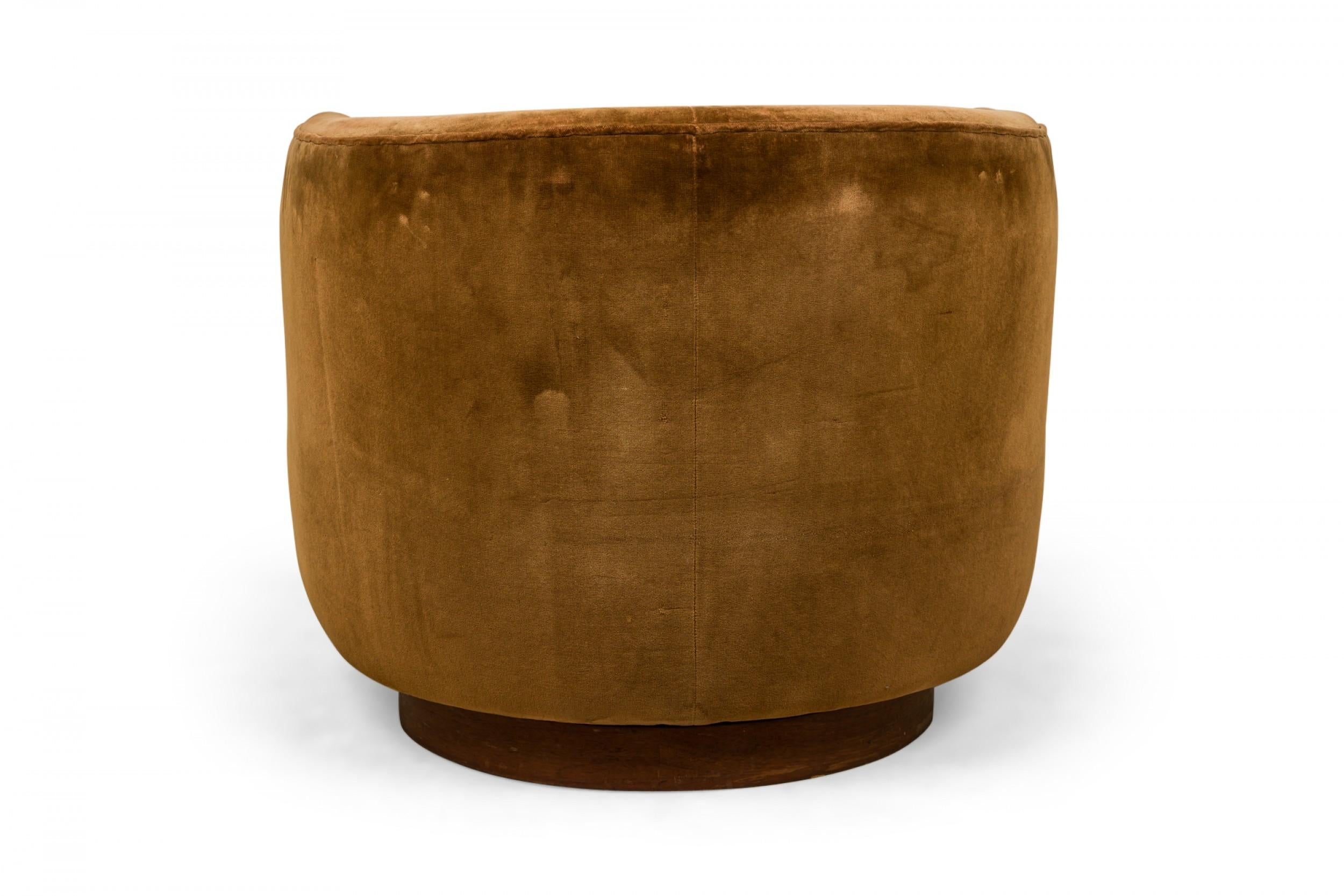 Milo Baughman pour Thayer Coggin Fauteuil de salon en velours Brown Bon état - En vente à Queens, NY