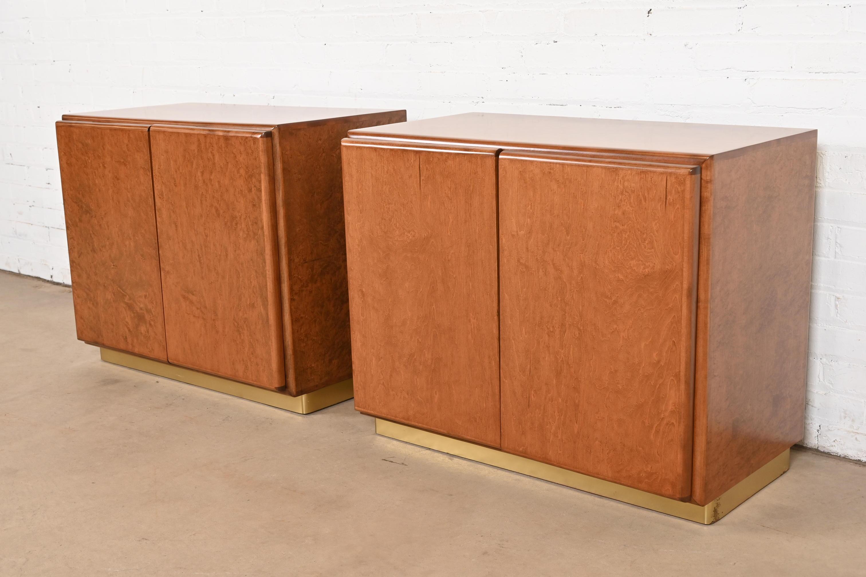 Una splendida coppia di comodini o cassettoni da scapolo in stile Mid-Century Modern

Di Milo Baughman per Thayer Coggin

USA, anni '70

Splendido legno di radica, con basi a plinto in ottone.

Ciascuna misura: 32 
